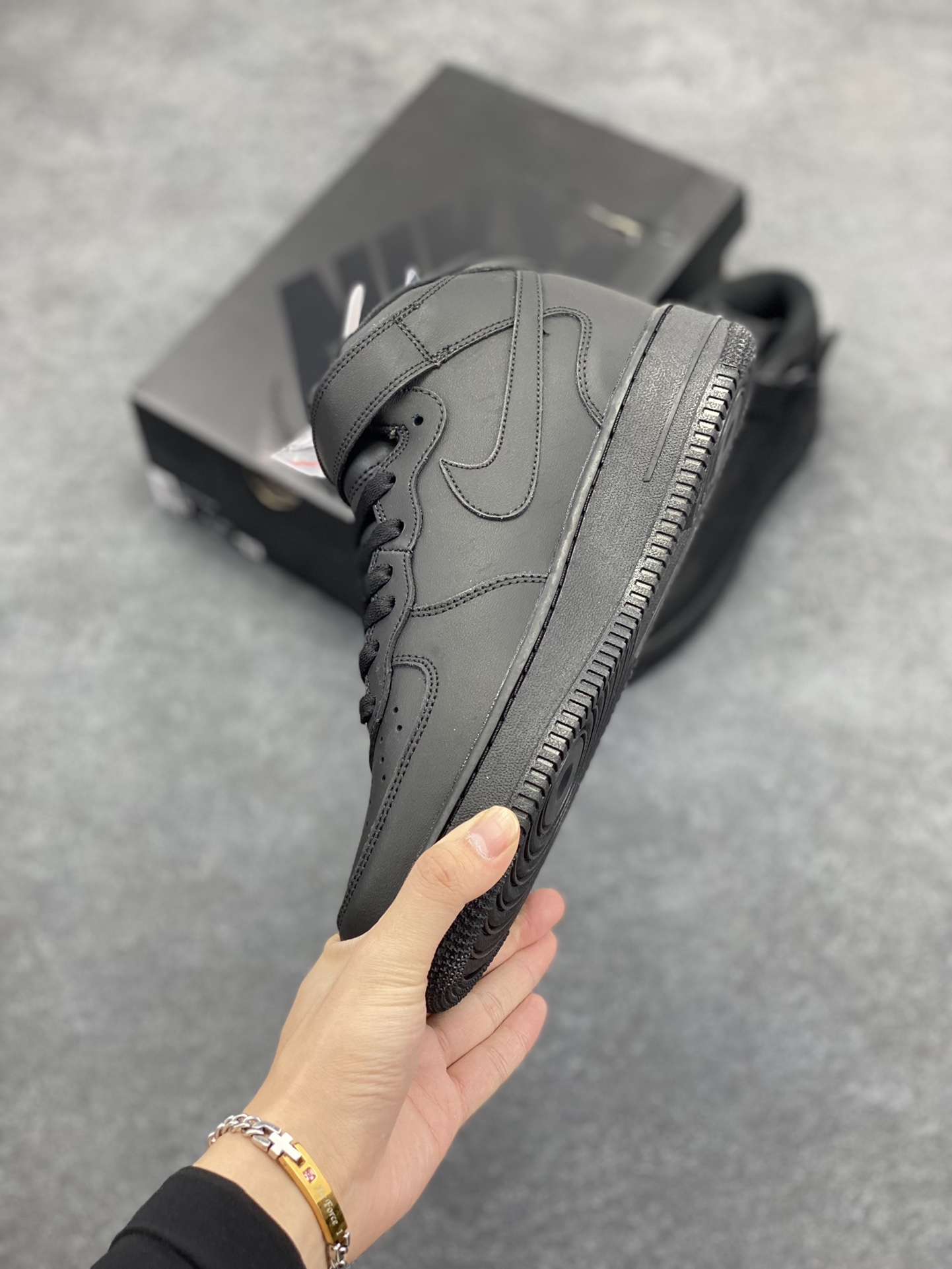 图片[3]-Air Force 1 Nike Low SUPERME联名 原楦头原纸板 打造纯正空军版型 专注外贸渠道 全掌内置蜂窝气垫 #原盒配件 原厂中底钢印、拉帮完美 货号：FZ8784-001 尺码：36 36.5 37.5 38 38.5 39 40 40.5 41 42 42.5 43 44 44.5 45 46-选品中心
