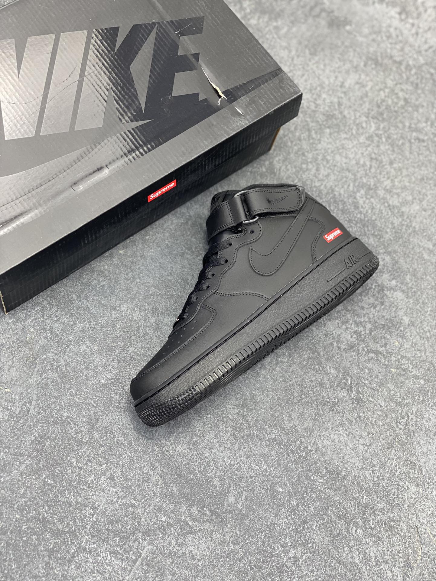 图片[7]-Air Force 1 Nike Low SUPERME联名 原楦头原纸板 打造纯正空军版型 专注外贸渠道 全掌内置蜂窝气垫 #原盒配件 原厂中底钢印、拉帮完美 货号：FZ8784-001 尺码：36 36.5 37.5 38 38.5 39 40 40.5 41 42 42.5 43 44 44.5 45 46-选品中心