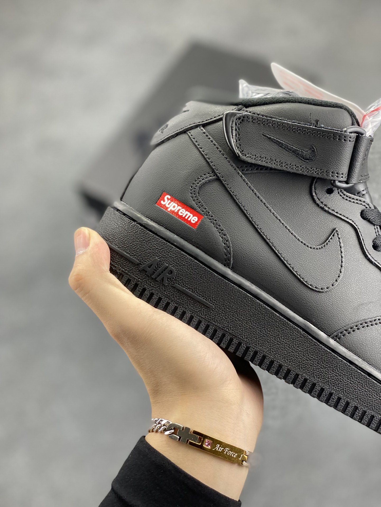 图片[6]-Air Force 1 Nike Low SUPERME联名 原楦头原纸板 打造纯正空军版型 专注外贸渠道 全掌内置蜂窝气垫 #原盒配件 原厂中底钢印、拉帮完美 货号：FZ8784-001 尺码：36 36.5 37.5 38 38.5 39 40 40.5 41 42 42.5 43 44 44.5 45 46-选品中心