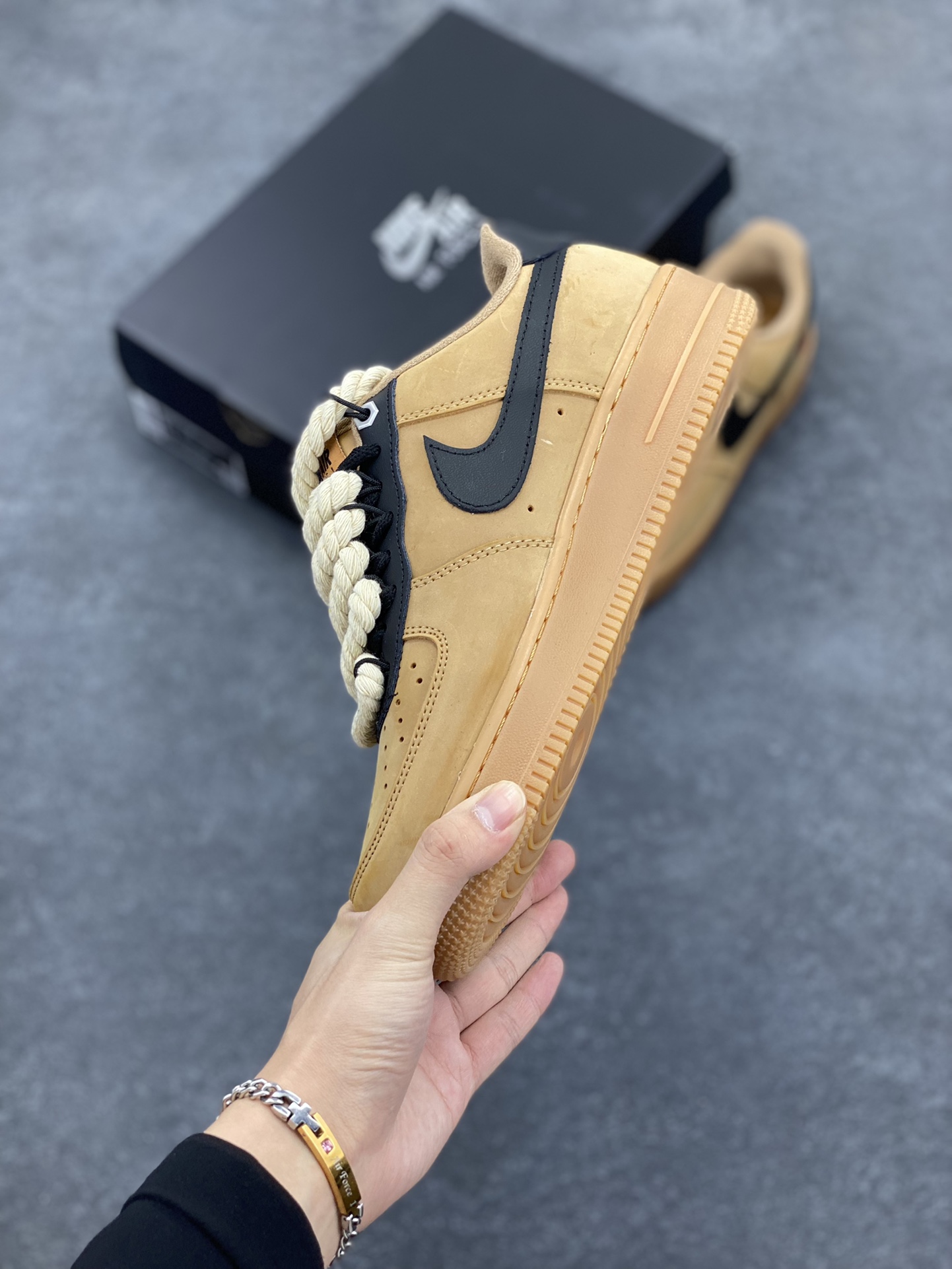 图片[3]-Nike Air Force 1 ’07 Low 空军一号低帮百搭休闲运动板鞋。柔软、弹性十足的缓震性能和出色的中底设计，横跨复古与现代的外型结合，造就出风靡全球三十多年的Force 1，直到今天还深受青睐 货号：CJ9179-200 尺码：36 36.5 37.5 38 38.5 39 40 40.5 41 42 42.5 43 44 44.5 45-选品中心