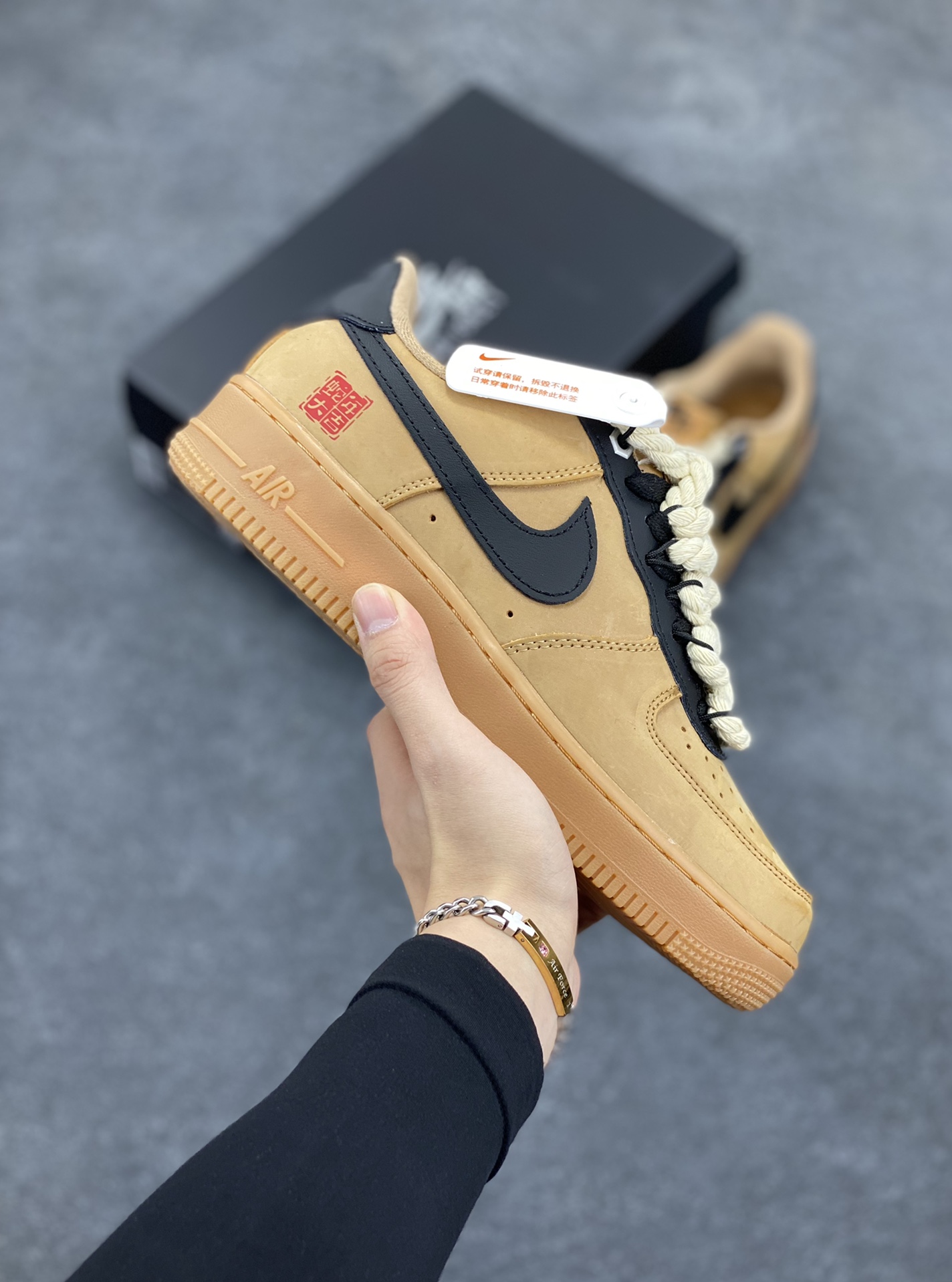 Nike Air Force 1 ’07 Low 空军一号低帮百搭休闲运动板鞋。柔软、弹性十足的缓震性能和出色的中底设计,横跨复古与现代的外型结合,造就出风靡全球三十多年的Force 1,直到今天还深受青睐 货号:CJ9179-200 尺码:36 36.5 37.5 38 38.5 39 40 40.5 41 42 42.5 43 44 44.5 45-选品中心
