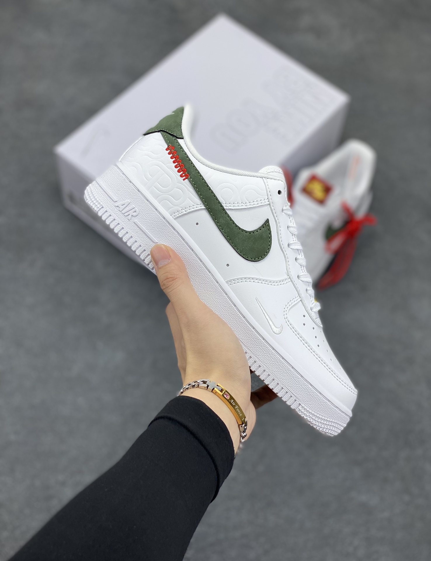 Nike Air Force 1 Low 蛇年 空军一号低帮运动休闲板鞋 原楦头原纸板 打造纯正空军版型#专注外贸渠道 全掌内置蜂窝气垫 #原盒配件 原厂中底钢印、拉帮完美 货号:HV5979-130 尺码:36 36.5 37.5 38 38.5 39 40 40.5 41 42 42.5 43 44 44.5 45-选品中心