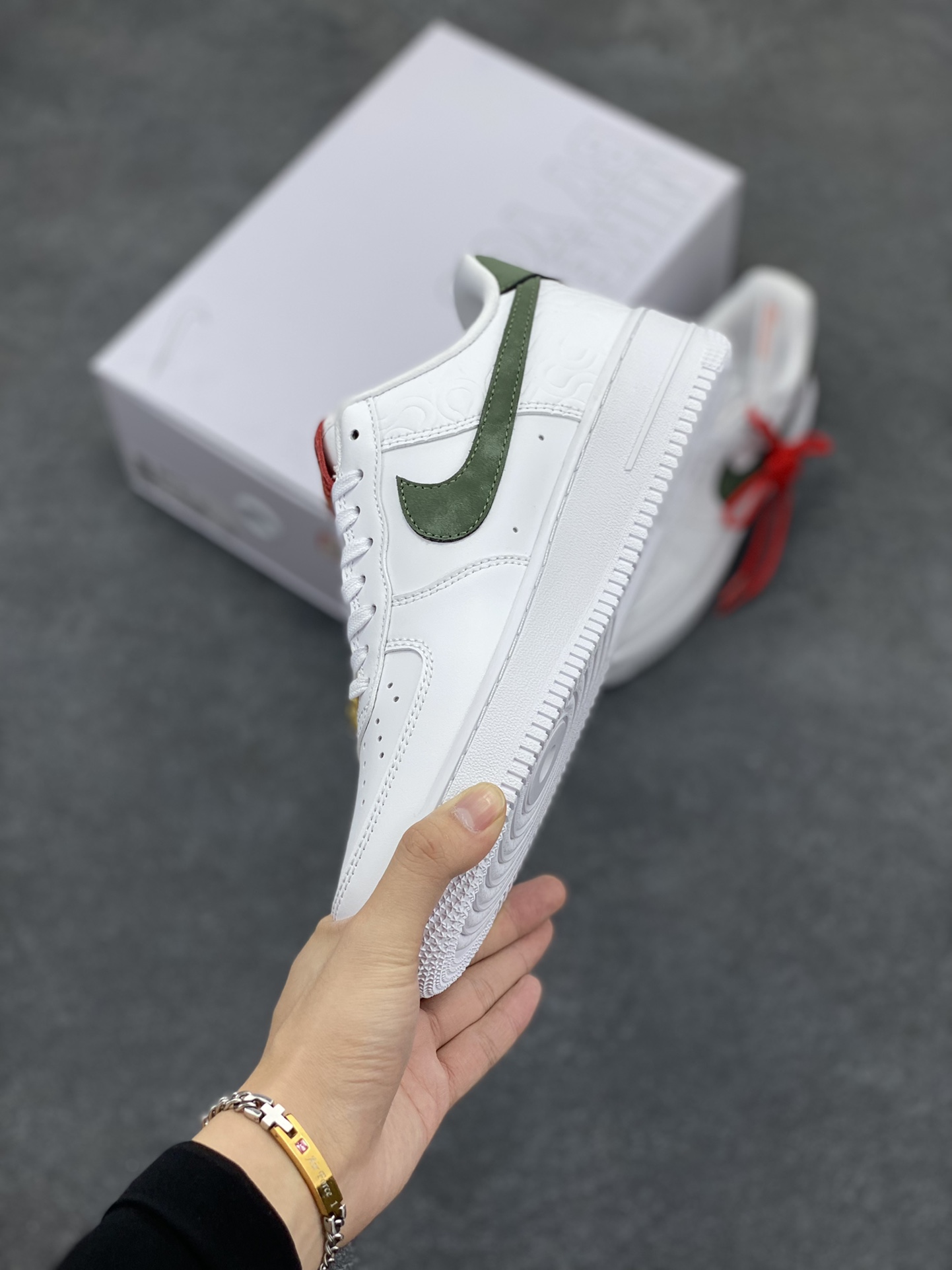 图片[3]-Nike Air Force 1 Low 蛇年 空军一号低帮运动休闲板鞋 原楦头原纸板 打造纯正空军版型#专注外贸渠道 全掌内置蜂窝气垫 #原盒配件 原厂中底钢印、拉帮完美 货号：HV5979-130 尺码：36 36.5 37.5 38 38.5 39 40 40.5 41 42 42.5 43 44 44.5 45-选品中心