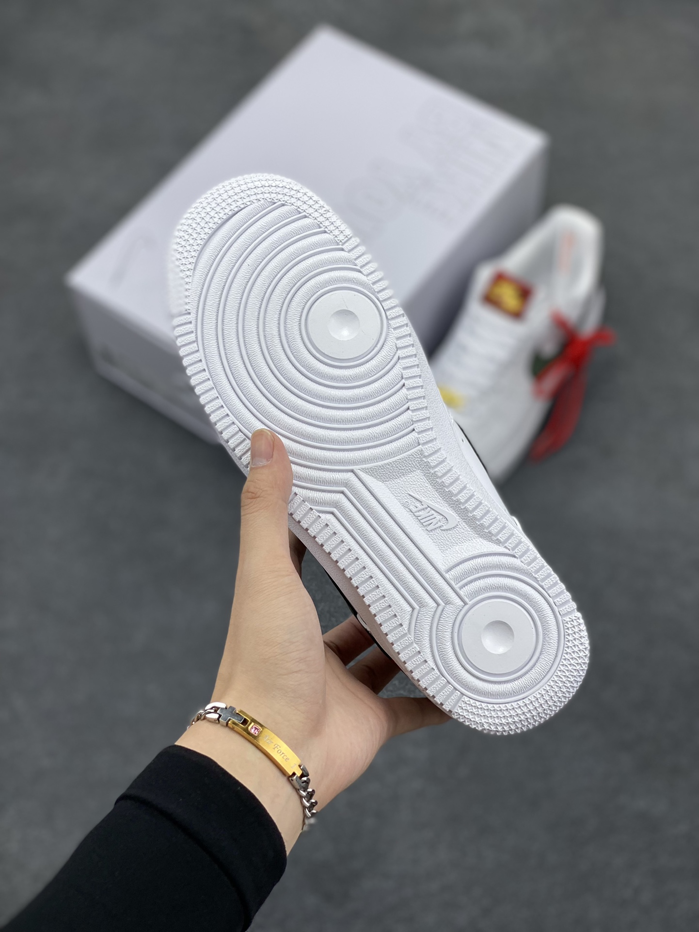 图片[5]-Nike Air Force 1 Low 蛇年 空军一号低帮运动休闲板鞋 原楦头原纸板 打造纯正空军版型#专注外贸渠道 全掌内置蜂窝气垫 #原盒配件 原厂中底钢印、拉帮完美 货号：HV5979-130 尺码：36 36.5 37.5 38 38.5 39 40 40.5 41 42 42.5 43 44 44.5 45-选品中心