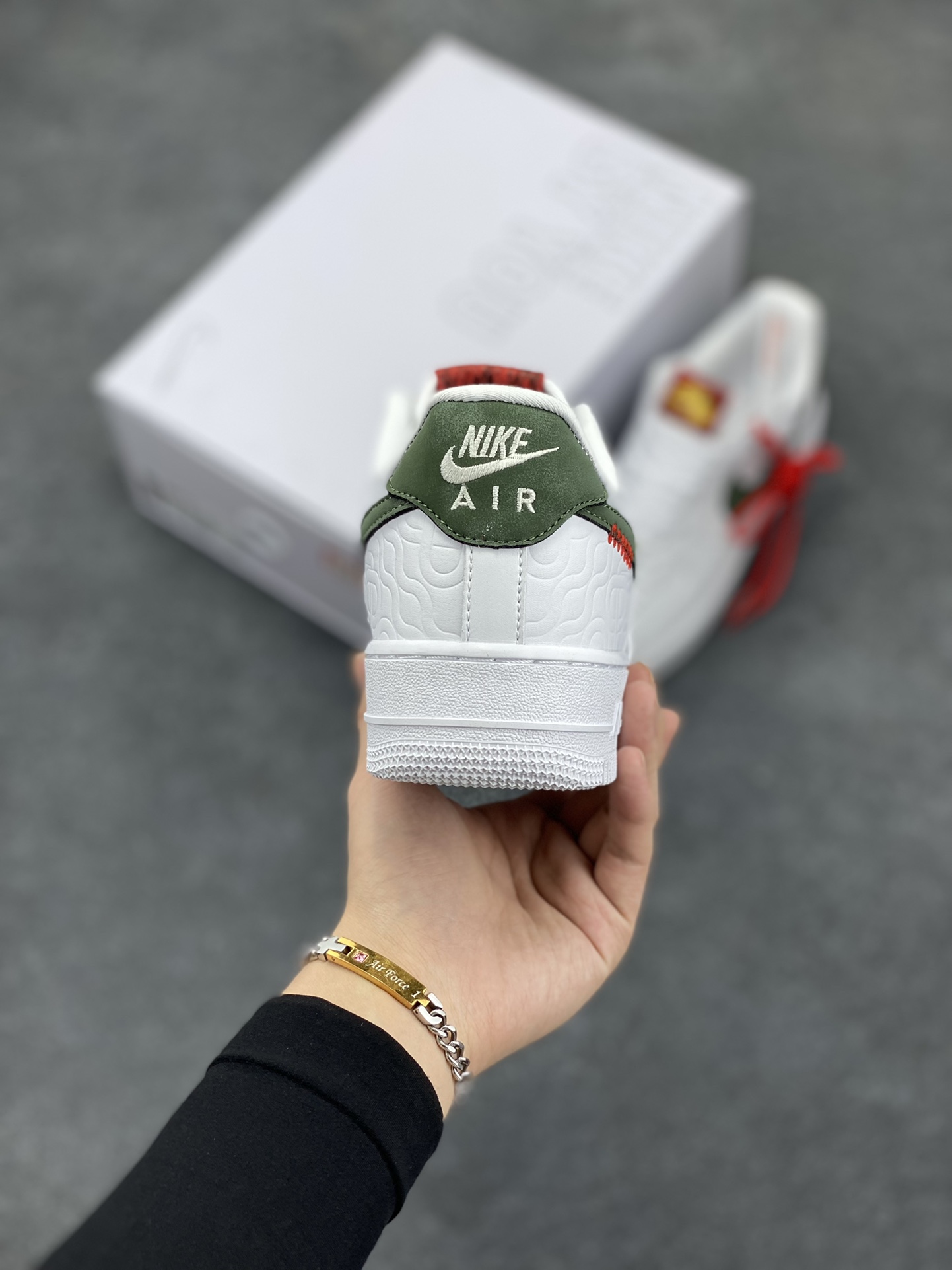 图片[4]-Nike Air Force 1 Low 蛇年 空军一号低帮运动休闲板鞋 原楦头原纸板 打造纯正空军版型#专注外贸渠道 全掌内置蜂窝气垫 #原盒配件 原厂中底钢印、拉帮完美 货号：HV5979-130 尺码：36 36.5 37.5 38 38.5 39 40 40.5 41 42 42.5 43 44 44.5 45-选品中心