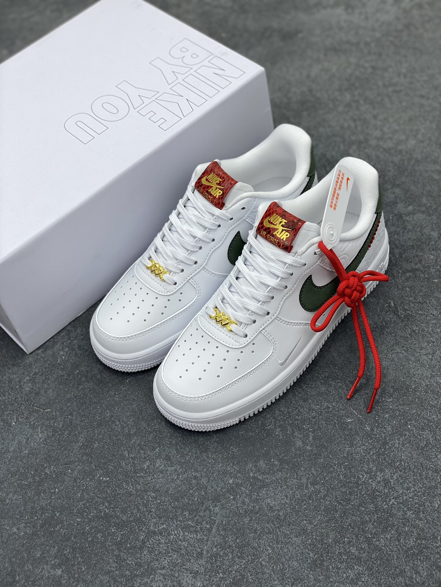 图片[8]-Nike Air Force 1 Low 蛇年 空军一号低帮运动休闲板鞋 原楦头原纸板 打造纯正空军版型#专注外贸渠道 全掌内置蜂窝气垫 #原盒配件 原厂中底钢印、拉帮完美 货号：HV5979-130 尺码：36 36.5 37.5 38 38.5 39 40 40.5 41 42 42.5 43 44 44.5 45-选品中心