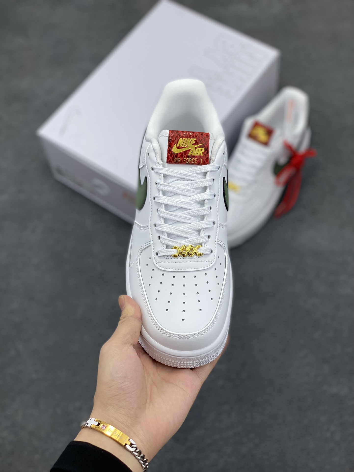 图片[2]-Nike Air Force 1 Low 蛇年 空军一号低帮运动休闲板鞋 原楦头原纸板 打造纯正空军版型#专注外贸渠道 全掌内置蜂窝气垫 #原盒配件 原厂中底钢印、拉帮完美 货号：HV5979-130 尺码：36 36.5 37.5 38 38.5 39 40 40.5 41 42 42.5 43 44 44.5 45-选品中心