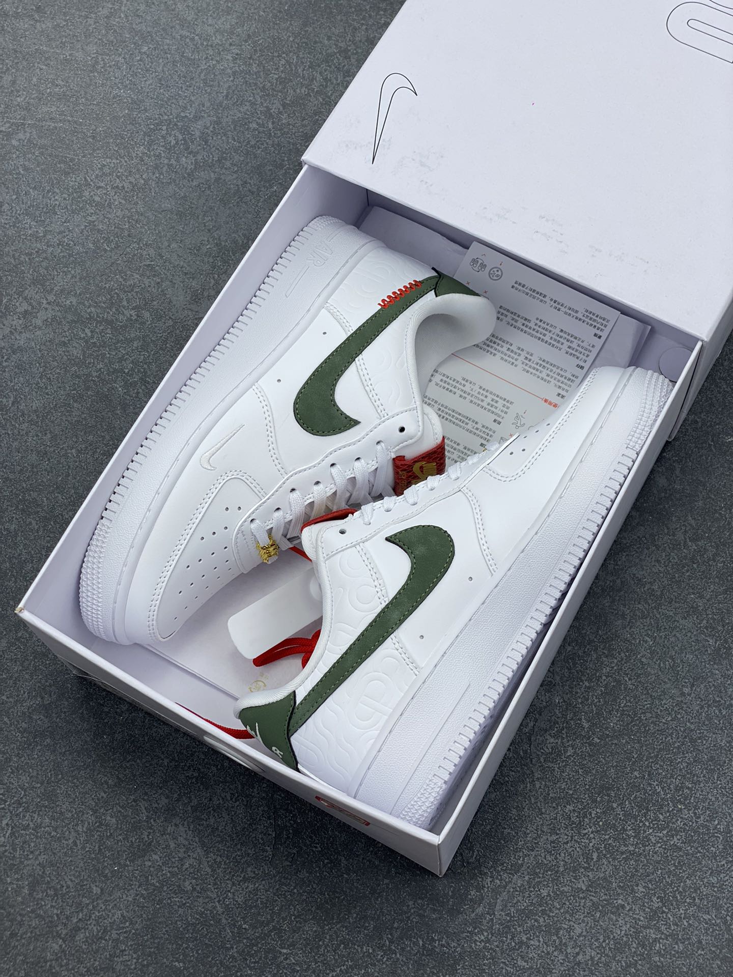 图片[9]-Nike Air Force 1 Low 蛇年 空军一号低帮运动休闲板鞋 原楦头原纸板 打造纯正空军版型#专注外贸渠道 全掌内置蜂窝气垫 #原盒配件 原厂中底钢印、拉帮完美 货号：HV5979-130 尺码：36 36.5 37.5 38 38.5 39 40 40.5 41 42 42.5 43 44 44.5 45-选品中心