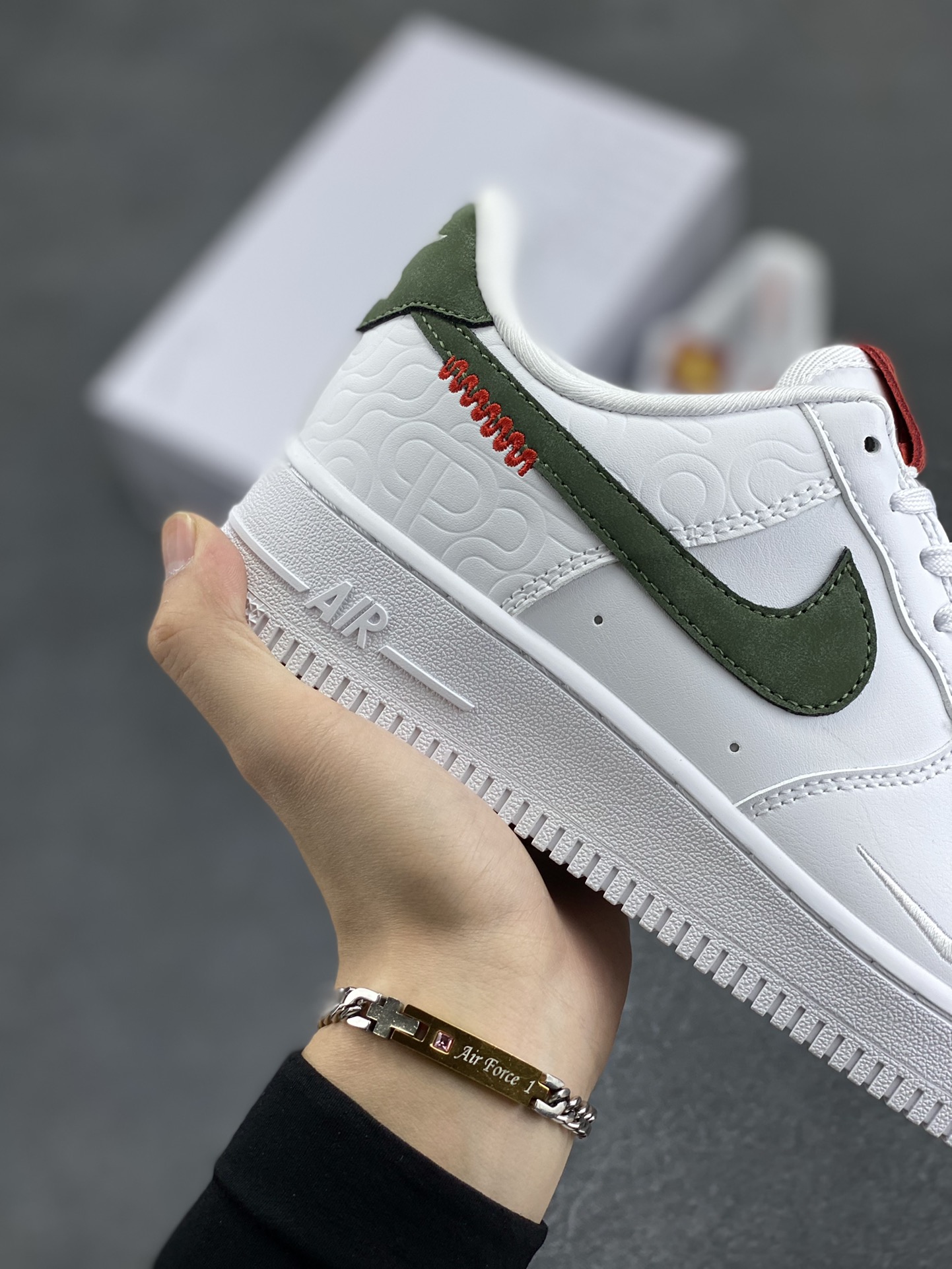 图片[6]-Nike Air Force 1 Low 蛇年 空军一号低帮运动休闲板鞋 原楦头原纸板 打造纯正空军版型#专注外贸渠道 全掌内置蜂窝气垫 #原盒配件 原厂中底钢印、拉帮完美 货号：HV5979-130 尺码：36 36.5 37.5 38 38.5 39 40 40.5 41 42 42.5 43 44 44.5 45-选品中心