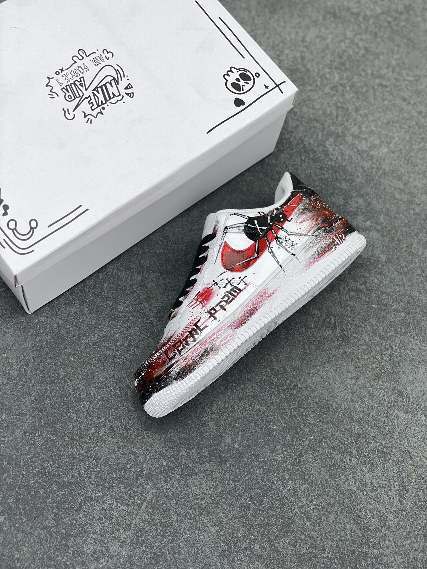 图片[7]-二次元黑白手绘“血夜缝合”✨定制空军一号板鞋  设计灵感来源于案发现场进化版2.0，有神秘的缝合元素，仿佛在拼凑那些不为人知的秘密；黑色字母，就像黑暗中的神秘代码；黑色蜘蛛的出现，更是增添了几分惊悚😖。黑红的主色调，那是血液与黑暗交织的色彩，视觉冲击感超强！再加上白色泼墨，宛如迷雾中透出的一丝线索，让整个画面更具层次感和神秘感。 货号：CW8822-011 尺码：：36 36.5 37.5 38 38.5 39 40 40.5 41 42 42.5 43 44 44.5 45-选品中心