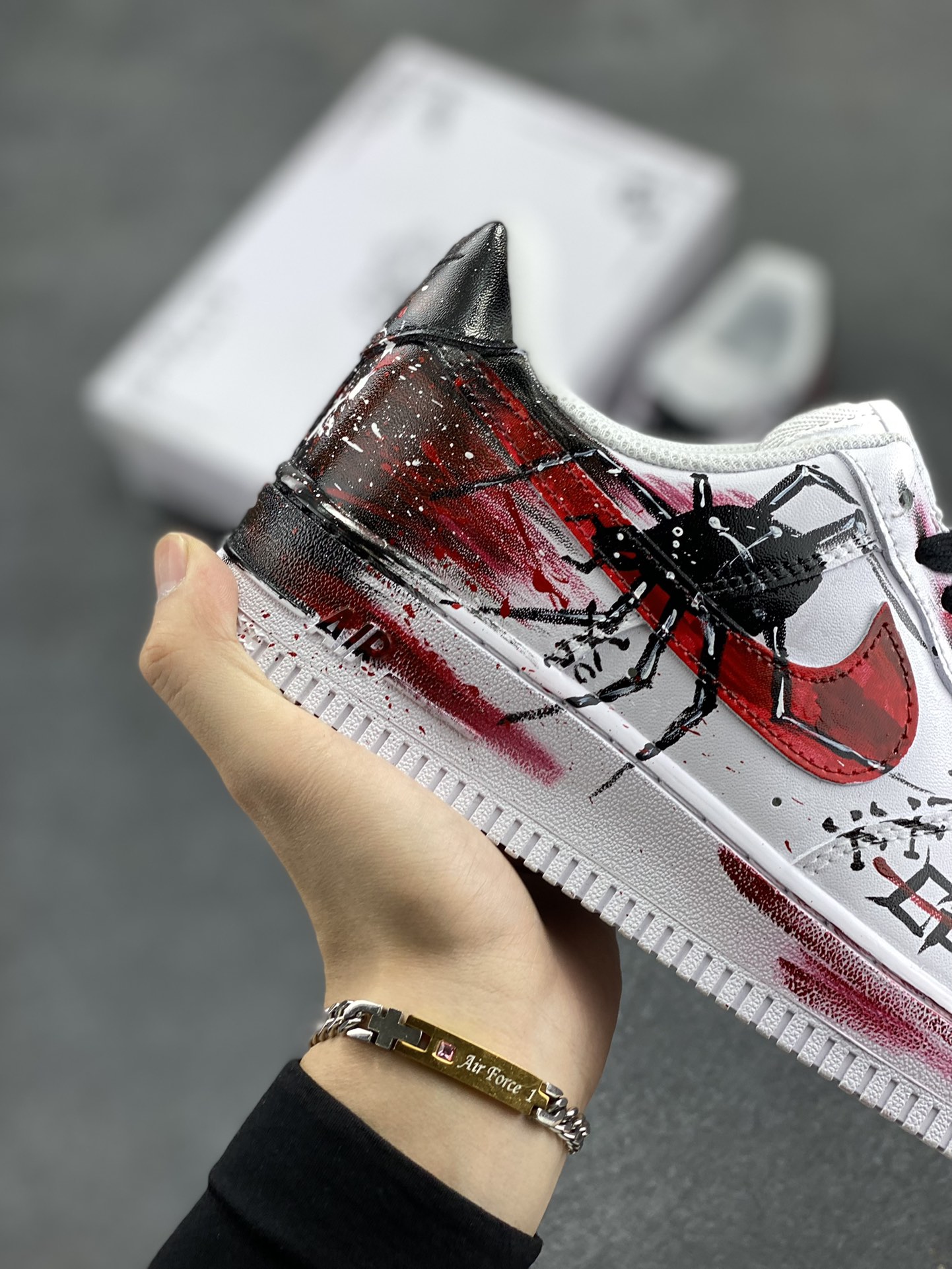 图片[6]-二次元黑白手绘“血夜缝合”✨定制空军一号板鞋  设计灵感来源于案发现场进化版2.0，有神秘的缝合元素，仿佛在拼凑那些不为人知的秘密；黑色字母，就像黑暗中的神秘代码；黑色蜘蛛的出现，更是增添了几分惊悚😖。黑红的主色调，那是血液与黑暗交织的色彩，视觉冲击感超强！再加上白色泼墨，宛如迷雾中透出的一丝线索，让整个画面更具层次感和神秘感。 货号：CW8822-011 尺码：：36 36.5 37.5 38 38.5 39 40 40.5 41 42 42.5 43 44 44.5 45-选品中心