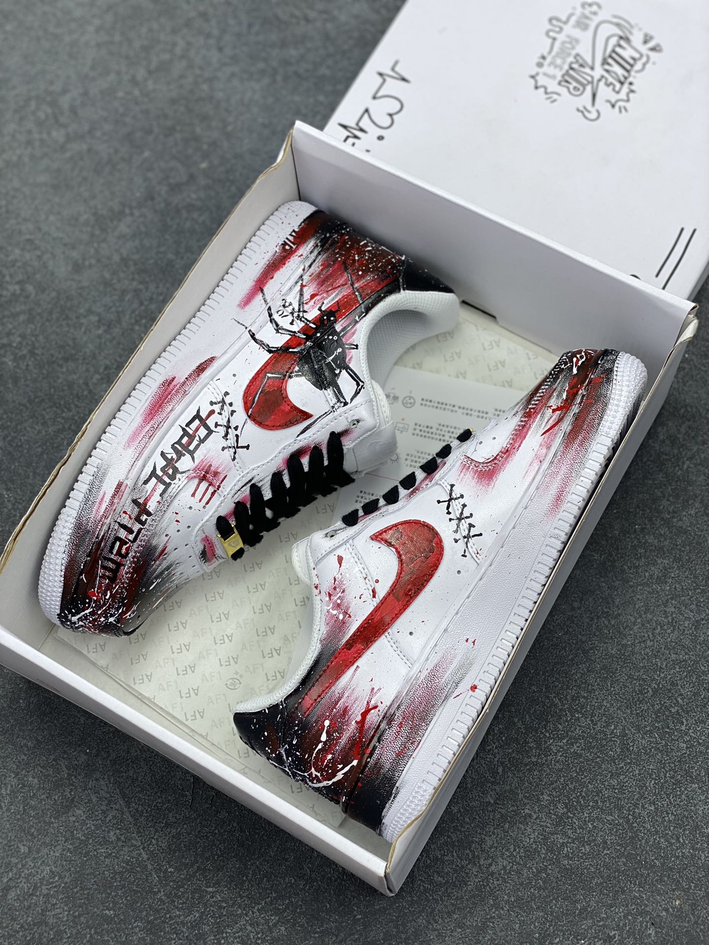 图片[9]-二次元黑白手绘“血夜缝合”✨定制空军一号板鞋  设计灵感来源于案发现场进化版2.0，有神秘的缝合元素，仿佛在拼凑那些不为人知的秘密；黑色字母，就像黑暗中的神秘代码；黑色蜘蛛的出现，更是增添了几分惊悚😖。黑红的主色调，那是血液与黑暗交织的色彩，视觉冲击感超强！再加上白色泼墨，宛如迷雾中透出的一丝线索，让整个画面更具层次感和神秘感。 货号：CW8822-011 尺码：：36 36.5 37.5 38 38.5 39 40 40.5 41 42 42.5 43 44 44.5 45-选品中心