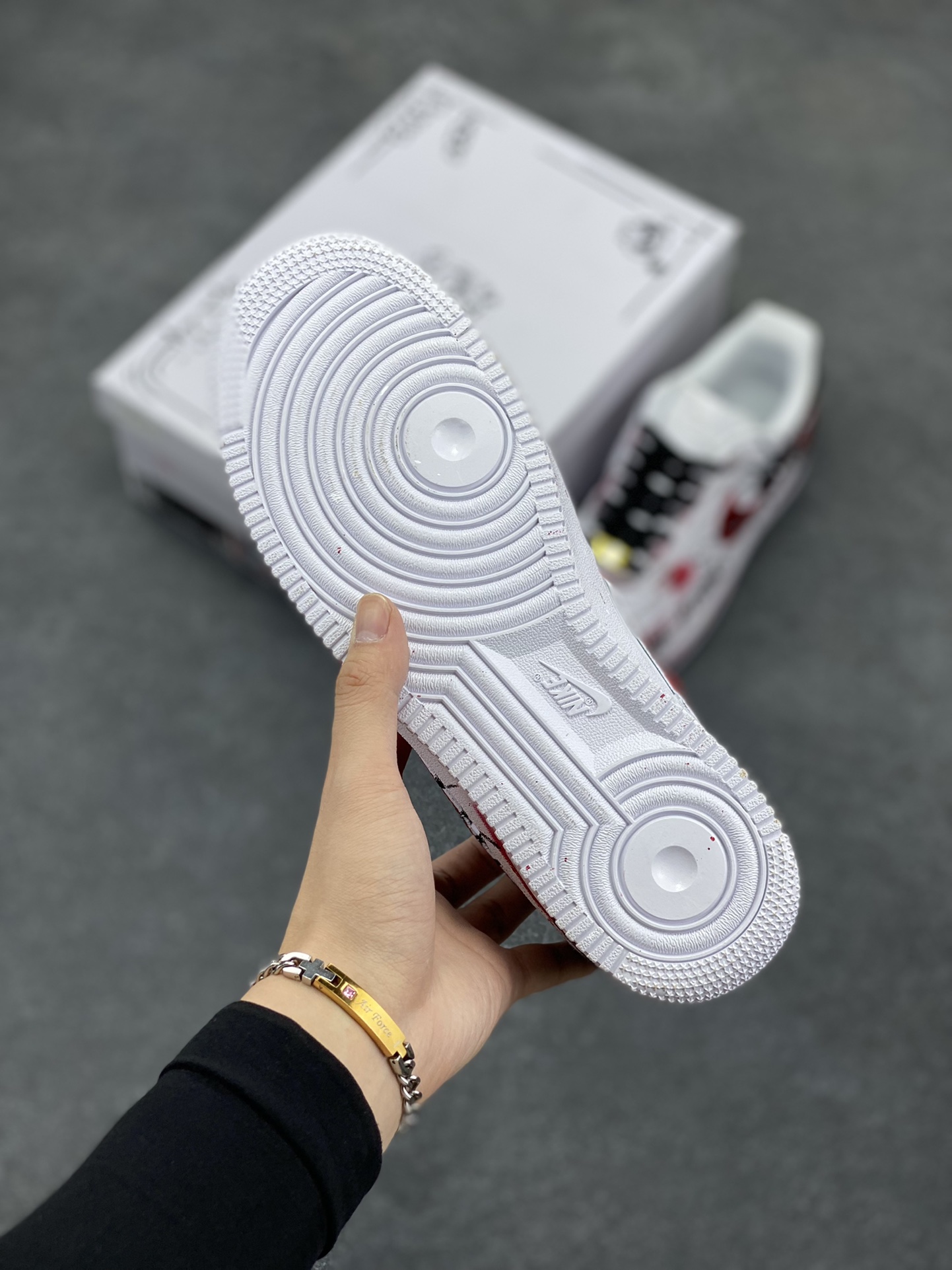 图片[5]-二次元黑白手绘“血夜缝合”✨定制空军一号板鞋  设计灵感来源于案发现场进化版2.0，有神秘的缝合元素，仿佛在拼凑那些不为人知的秘密；黑色字母，就像黑暗中的神秘代码；黑色蜘蛛的出现，更是增添了几分惊悚😖。黑红的主色调，那是血液与黑暗交织的色彩，视觉冲击感超强！再加上白色泼墨，宛如迷雾中透出的一丝线索，让整个画面更具层次感和神秘感。 货号：CW8822-011 尺码：：36 36.5 37.5 38 38.5 39 40 40.5 41 42 42.5 43 44 44.5 45-选品中心