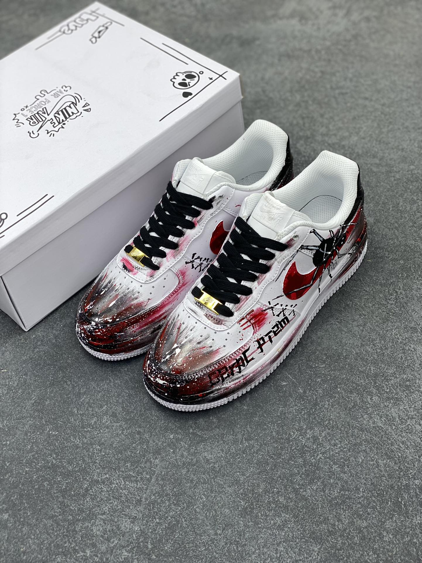 图片[8]-二次元黑白手绘“血夜缝合”✨定制空军一号板鞋  设计灵感来源于案发现场进化版2.0，有神秘的缝合元素，仿佛在拼凑那些不为人知的秘密；黑色字母，就像黑暗中的神秘代码；黑色蜘蛛的出现，更是增添了几分惊悚😖。黑红的主色调，那是血液与黑暗交织的色彩，视觉冲击感超强！再加上白色泼墨，宛如迷雾中透出的一丝线索，让整个画面更具层次感和神秘感。 货号：CW8822-011 尺码：：36 36.5 37.5 38 38.5 39 40 40.5 41 42 42.5 43 44 44.5 45-选品中心