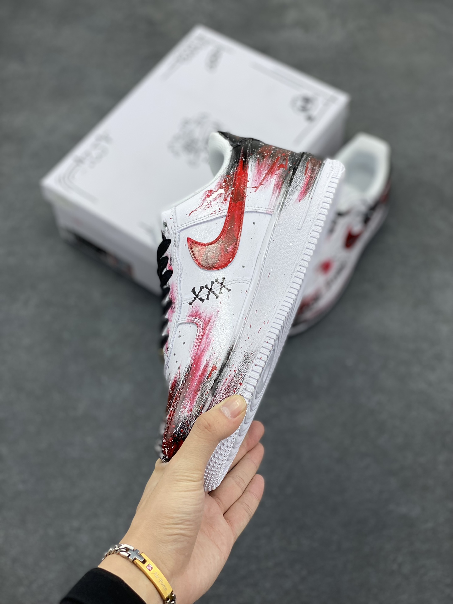 图片[3]-二次元黑白手绘“血夜缝合”✨定制空军一号板鞋  设计灵感来源于案发现场进化版2.0，有神秘的缝合元素，仿佛在拼凑那些不为人知的秘密；黑色字母，就像黑暗中的神秘代码；黑色蜘蛛的出现，更是增添了几分惊悚😖。黑红的主色调，那是血液与黑暗交织的色彩，视觉冲击感超强！再加上白色泼墨，宛如迷雾中透出的一丝线索，让整个画面更具层次感和神秘感。 货号：CW8822-011 尺码：：36 36.5 37.5 38 38.5 39 40 40.5 41 42 42.5 43 44 44.5 45-选品中心