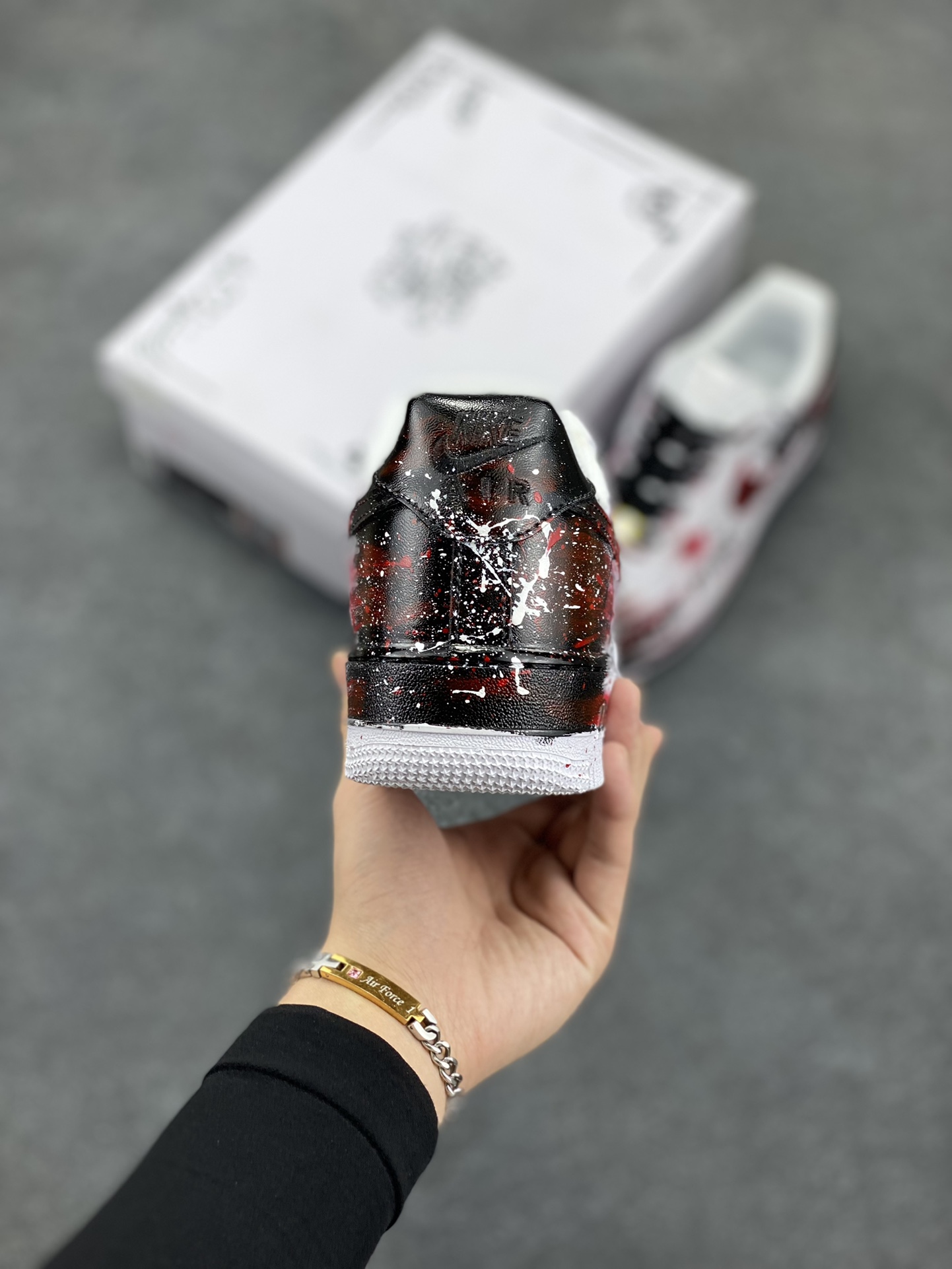 图片[4]-二次元黑白手绘“血夜缝合”✨定制空军一号板鞋  设计灵感来源于案发现场进化版2.0，有神秘的缝合元素，仿佛在拼凑那些不为人知的秘密；黑色字母，就像黑暗中的神秘代码；黑色蜘蛛的出现，更是增添了几分惊悚😖。黑红的主色调，那是血液与黑暗交织的色彩，视觉冲击感超强！再加上白色泼墨，宛如迷雾中透出的一丝线索，让整个画面更具层次感和神秘感。 货号：CW8822-011 尺码：：36 36.5 37.5 38 38.5 39 40 40.5 41 42 42.5 43 44 44.5 45-选品中心