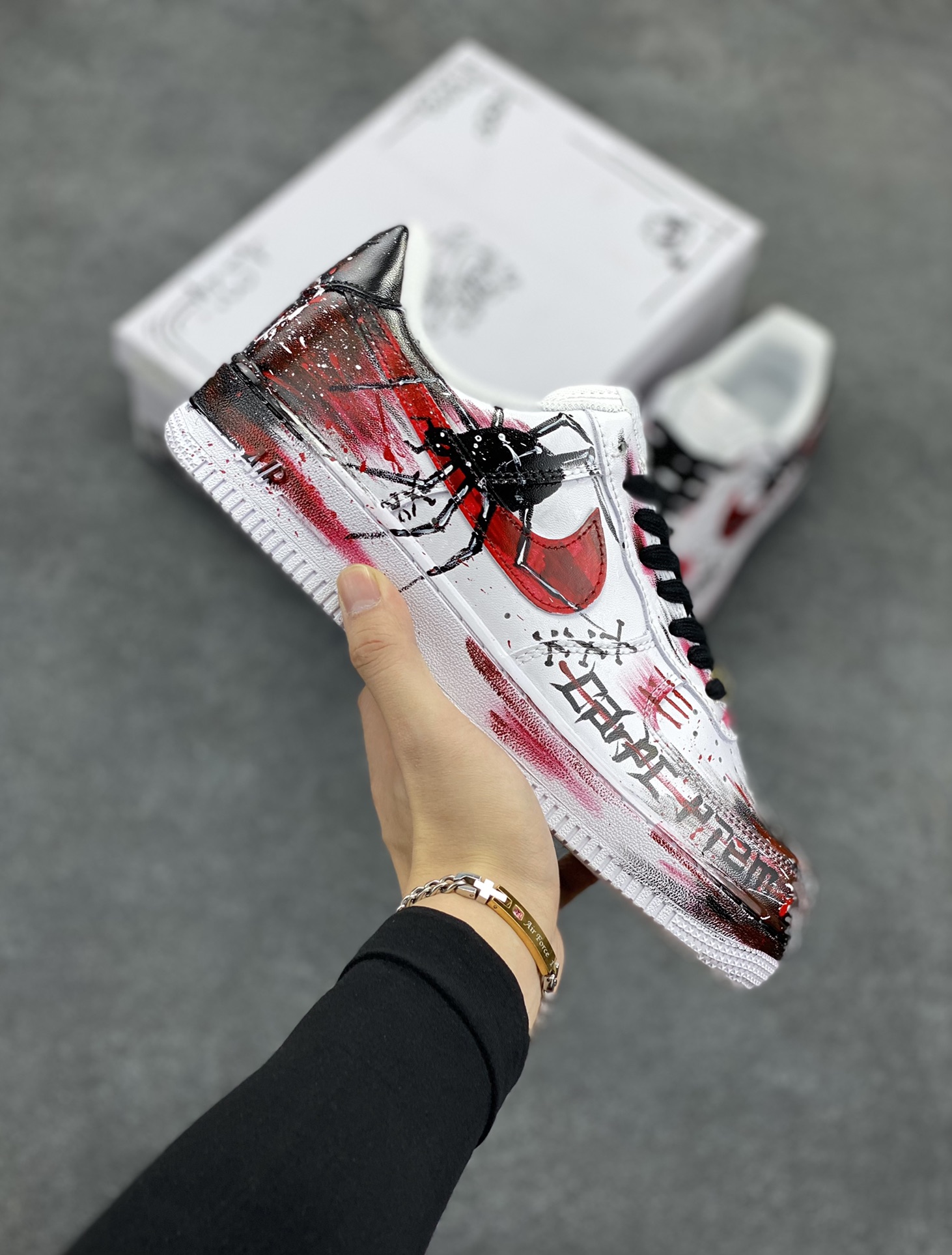 二次元黑白手绘“血夜缝合”✨定制空军一号板鞋  设计灵感来源于案发现场进化版2.0，有神秘的缝合元素，仿佛在拼凑那些不为人知的秘密；黑色字母，就像黑暗中的神秘代码；黑色蜘蛛的出现，更是增添了几分惊悚😖。黑红的主色调，那是血液与黑暗交织的色彩，视觉冲击感超强！再加上白色泼墨，宛如迷雾中透出的一丝线索，让整个画面更具层次感和神秘感。 货号：CW8822-011 尺码：：36 36.5 37.5 38 38.5 39 40 40.5 41 42 42.5 43 44 44.5 45-选品中心