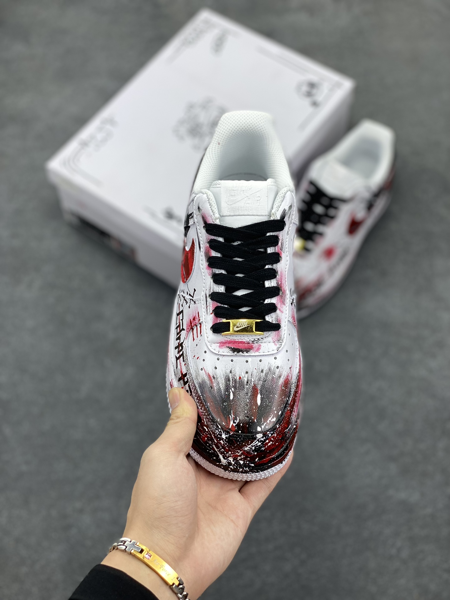 图片[2]-二次元黑白手绘“血夜缝合”✨定制空军一号板鞋  设计灵感来源于案发现场进化版2.0，有神秘的缝合元素，仿佛在拼凑那些不为人知的秘密；黑色字母，就像黑暗中的神秘代码；黑色蜘蛛的出现，更是增添了几分惊悚😖。黑红的主色调，那是血液与黑暗交织的色彩，视觉冲击感超强！再加上白色泼墨，宛如迷雾中透出的一丝线索，让整个画面更具层次感和神秘感。 货号：CW8822-011 尺码：：36 36.5 37.5 38 38.5 39 40 40.5 41 42 42.5 43 44 44.5 45-选品中心