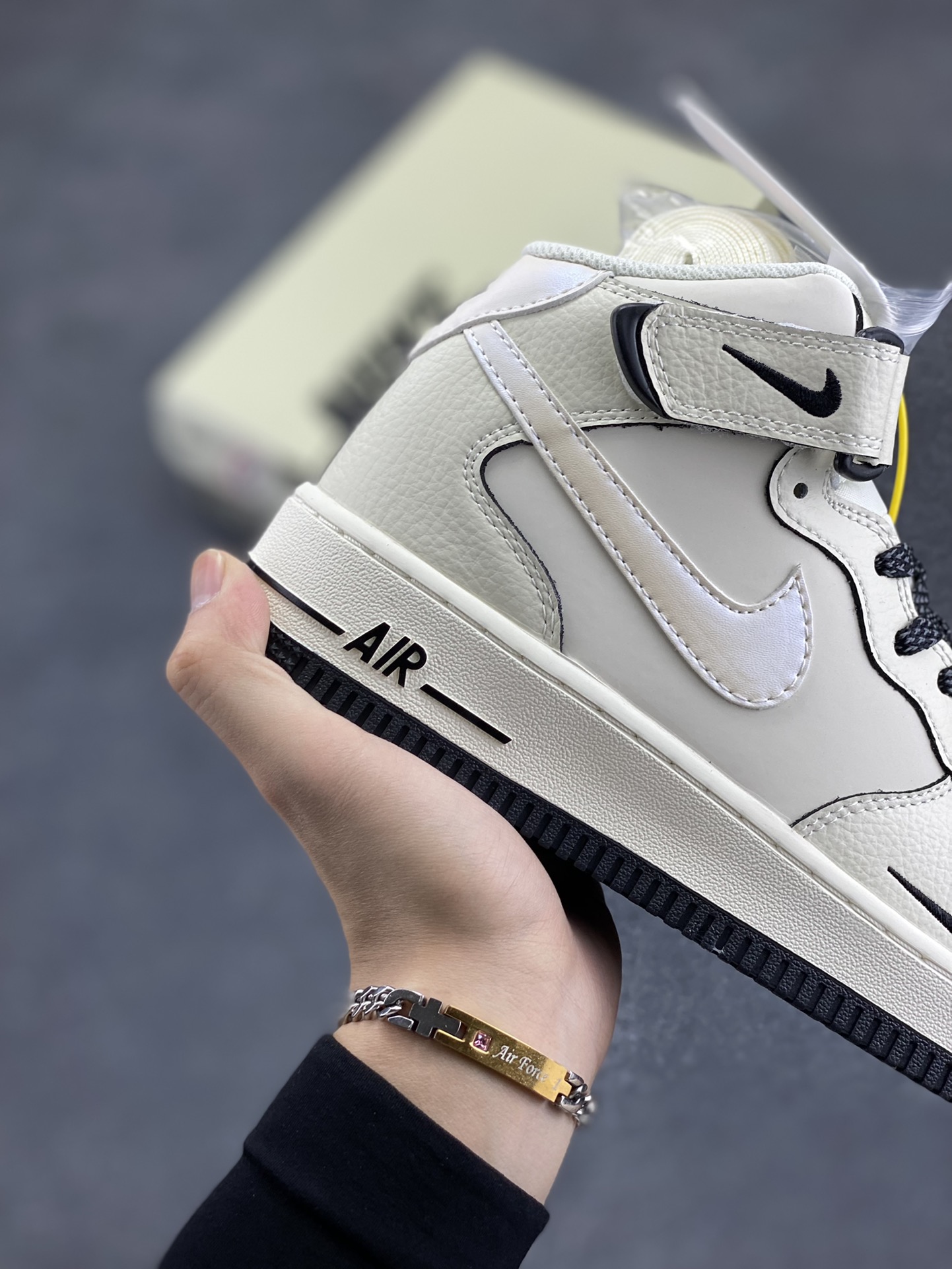 图片[6]-小红书爆款  Nike Air Force 1 MID \’07 “黑珠光”小勾空军一号中帮休闲板鞋 3M反光 定制皮料 原楦原纸板 纯正版型 清洁度完美 内置全掌气垫 货号：SG2356-807 尺码：36 36.5 37.5 38 38.5 39 40 40.5 41 42 42.5 43 44 44.5 45-选品中心