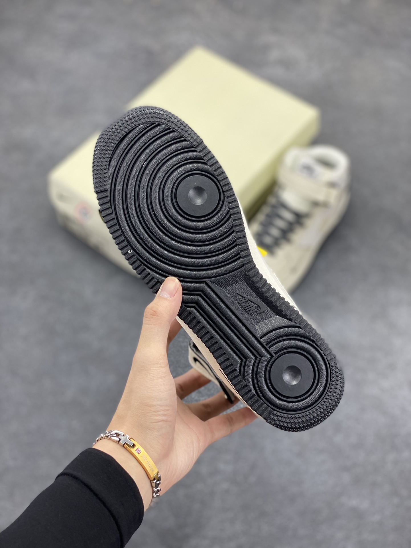 图片[5]-小红书爆款  Nike Air Force 1 MID \’07 “黑珠光”小勾空军一号中帮休闲板鞋 3M反光 定制皮料 原楦原纸板 纯正版型 清洁度完美 内置全掌气垫 货号：SG2356-807 尺码：36 36.5 37.5 38 38.5 39 40 40.5 41 42 42.5 43 44 44.5 45-选品中心