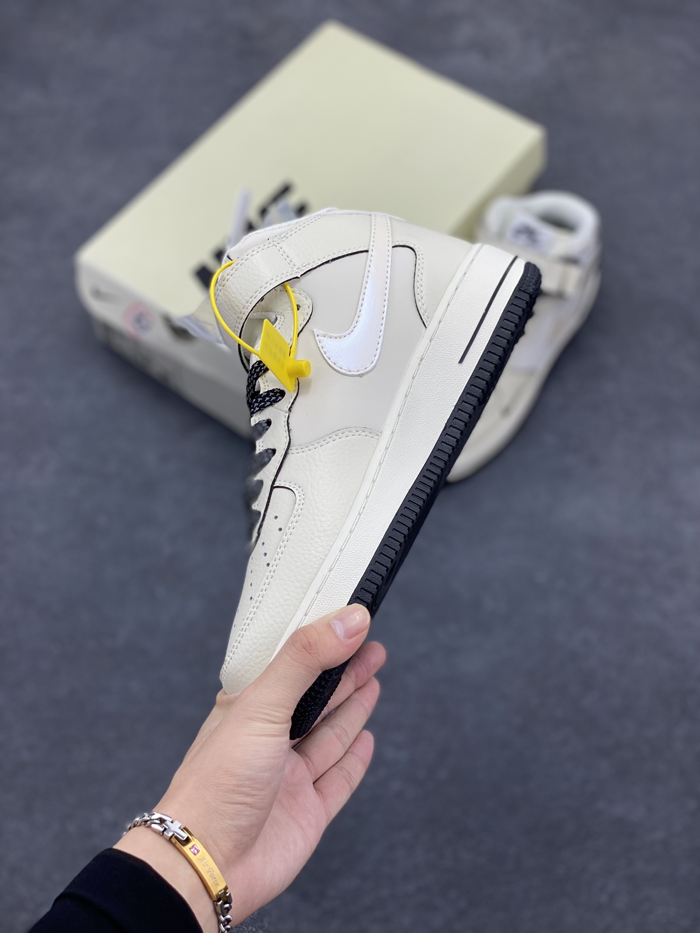 图片[3]-小红书爆款  Nike Air Force 1 MID \’07 “黑珠光”小勾空军一号中帮休闲板鞋 3M反光 定制皮料 原楦原纸板 纯正版型 清洁度完美 内置全掌气垫 货号：SG2356-807 尺码：36 36.5 37.5 38 38.5 39 40 40.5 41 42 42.5 43 44 44.5 45-选品中心