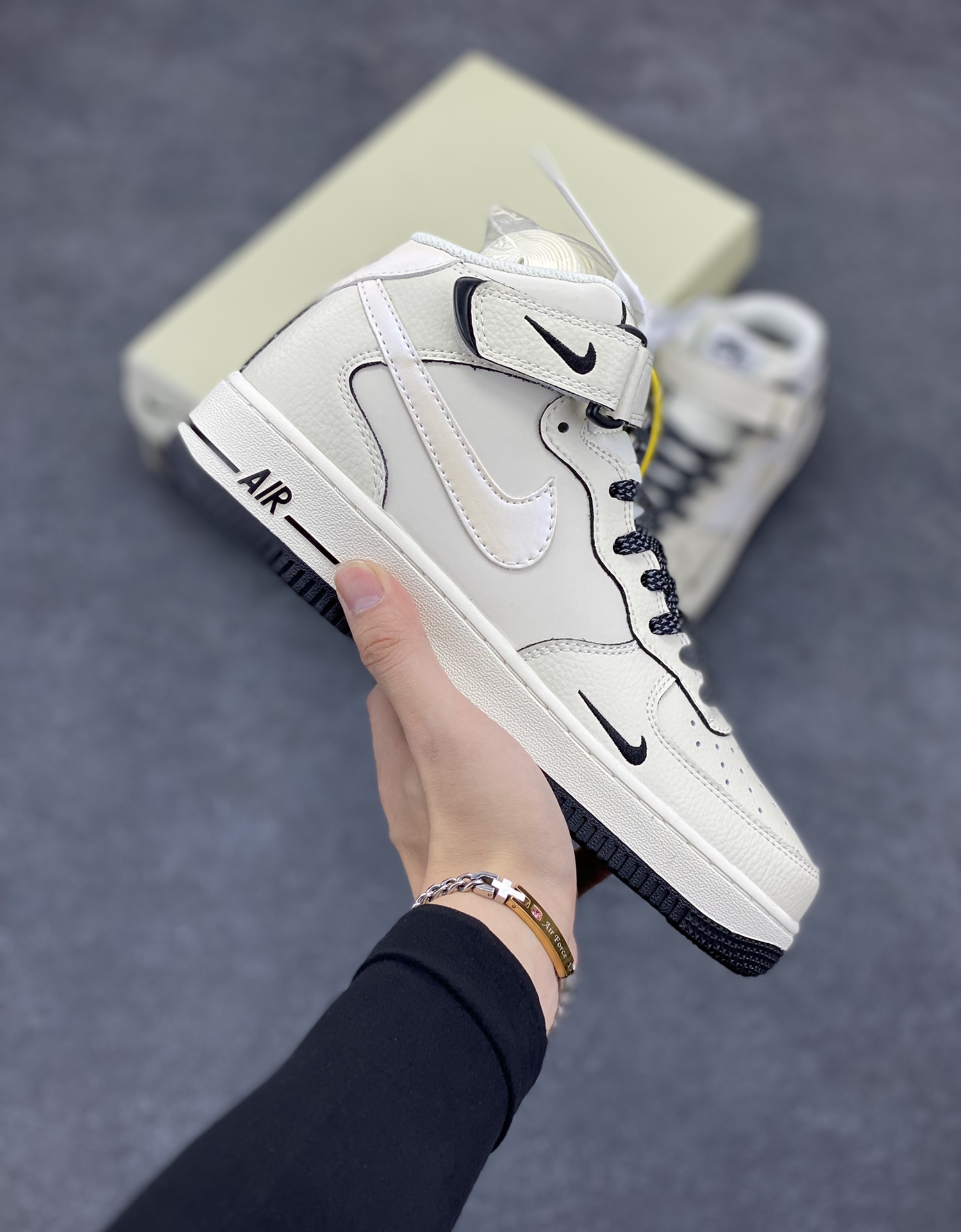 小红书爆款  Nike Air Force 1 MID \’07 “黑珠光”小勾空军一号中帮休闲板鞋 3M反光 定制皮料 原楦原纸板 纯正版型 清洁度完美 内置全掌气垫 货号：SG2356-807 尺码：36 36.5 37.5 38 38.5 39 40 40.5 41 42 42.5 43 44 44.5 45-选品中心