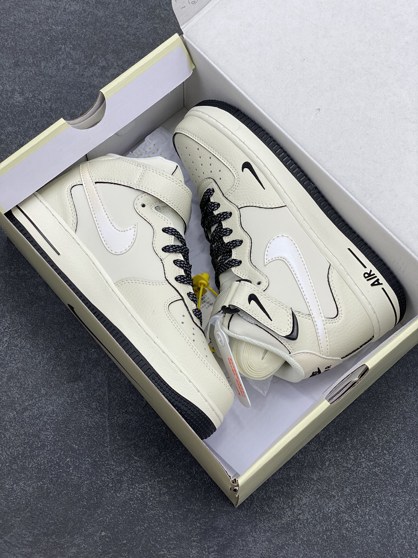 图片[9]-小红书爆款  Nike Air Force 1 MID \’07 “黑珠光”小勾空军一号中帮休闲板鞋 3M反光 定制皮料 原楦原纸板 纯正版型 清洁度完美 内置全掌气垫 货号：SG2356-807 尺码：36 36.5 37.5 38 38.5 39 40 40.5 41 42 42.5 43 44 44.5 45-选品中心