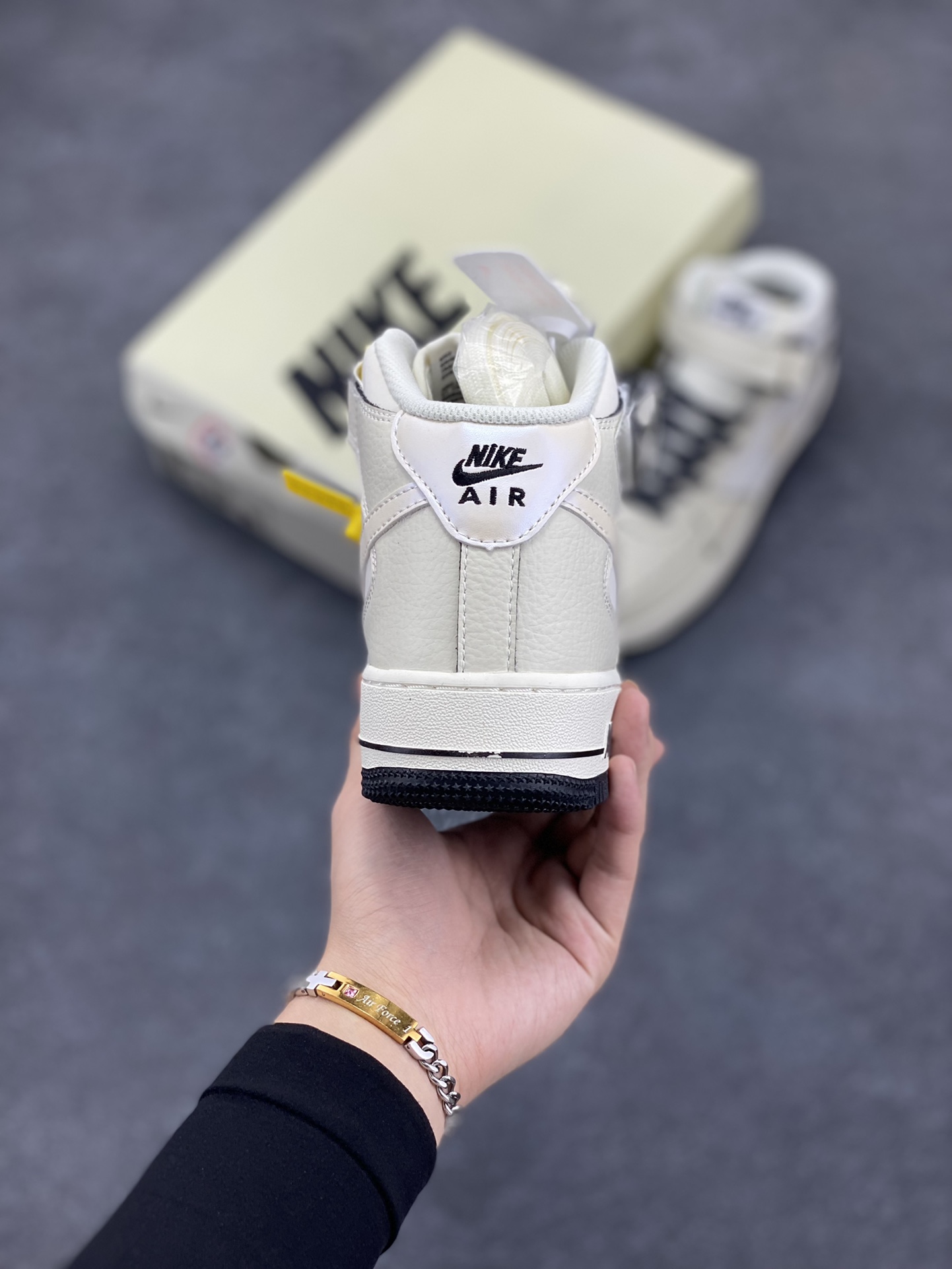 图片[4]-小红书爆款  Nike Air Force 1 MID \’07 “黑珠光”小勾空军一号中帮休闲板鞋 3M反光 定制皮料 原楦原纸板 纯正版型 清洁度完美 内置全掌气垫 货号：SG2356-807 尺码：36 36.5 37.5 38 38.5 39 40 40.5 41 42 42.5 43 44 44.5 45-选品中心