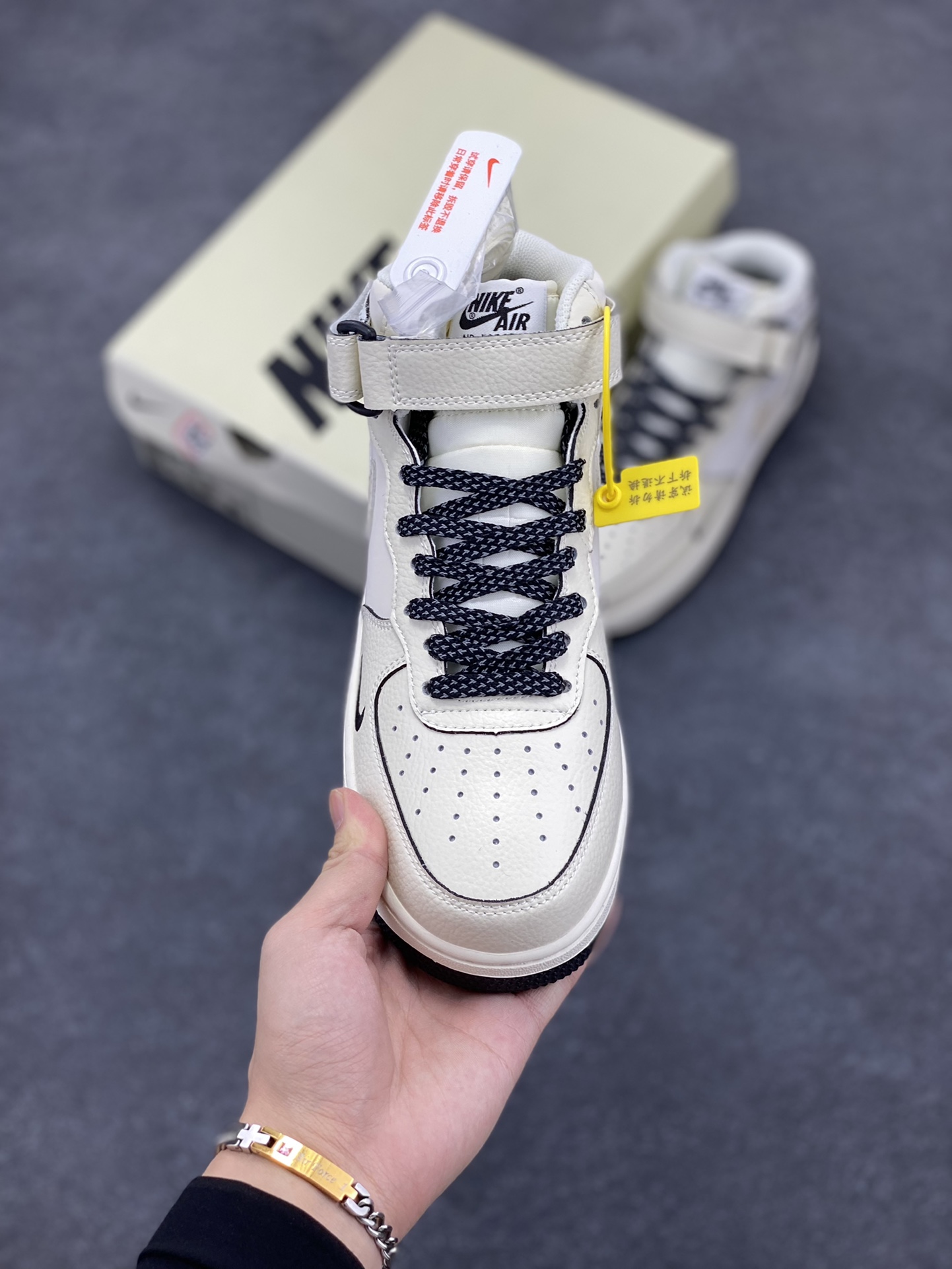 图片[2]-小红书爆款  Nike Air Force 1 MID \’07 “黑珠光”小勾空军一号中帮休闲板鞋 3M反光 定制皮料 原楦原纸板 纯正版型 清洁度完美 内置全掌气垫 货号：SG2356-807 尺码：36 36.5 37.5 38 38.5 39 40 40.5 41 42 42.5 43 44 44.5 45-选品中心