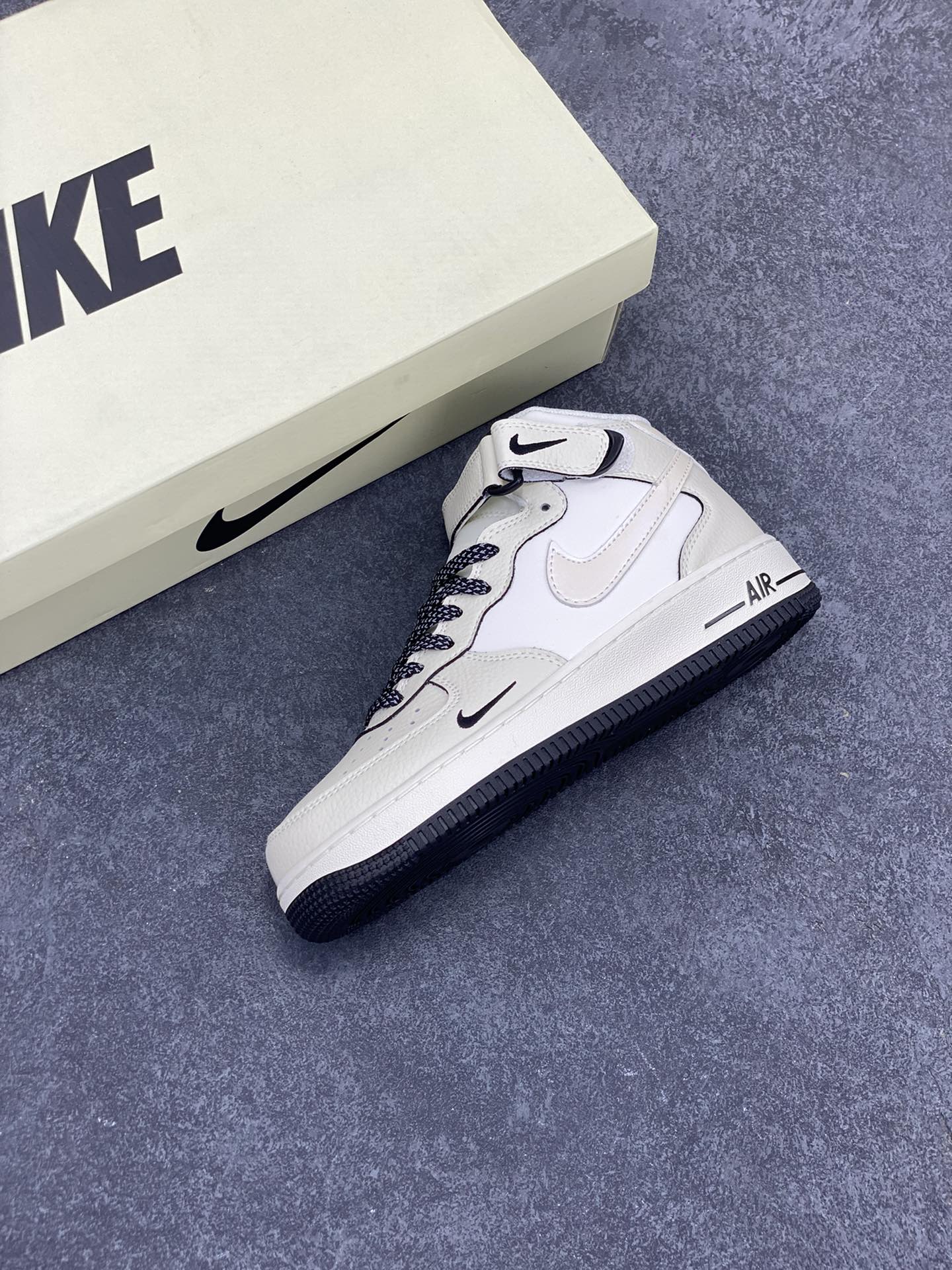 图片[7]-小红书爆款  Nike Air Force 1 MID \’07 “黑珠光”小勾空军一号中帮休闲板鞋 3M反光 定制皮料 原楦原纸板 纯正版型 清洁度完美 内置全掌气垫 货号：SG2356-807 尺码：36 36.5 37.5 38 38.5 39 40 40.5 41 42 42.5 43 44 44.5 45-选品中心