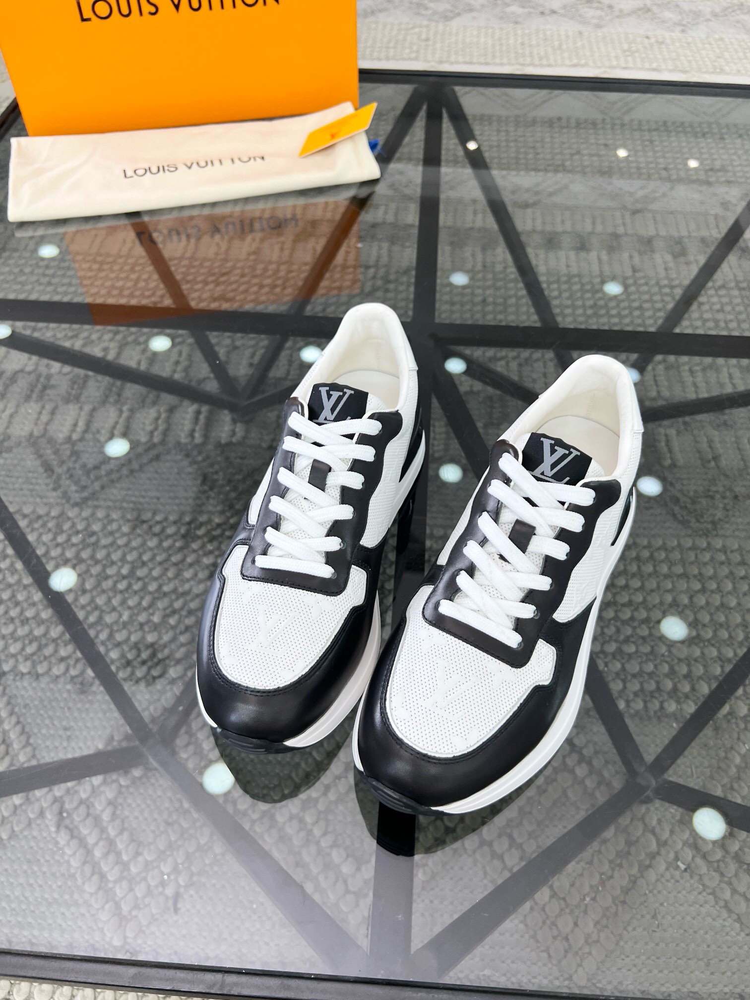 NO:217916,Brand LOUIS VUITTON original color matching code number 39-44 customized 38.45. Price Material material Louis Vuitton new style casual shoes!  Original single-quality Labon craft upper adopts soft cowhide spliced ​​cowhide inner cowhide, fashionable cowhide footbed style, simple and atmospheric original outsole, Louis Vuitton, louis vuitton, louis vuitton, cowhide19860909品牌LOUIS VUITTON 颜色原版配色 码数39-44定做38.45. 价格 材质路易威登新款 休闲鞋！原单品质拉邦工艺鞋面采用柔软牛皮拼接牛皮内里 牛皮垫脚版型时尚 简单大气原版大底,路易威登,louis vuitton,louis vuitton,cowhide,Men's shoes