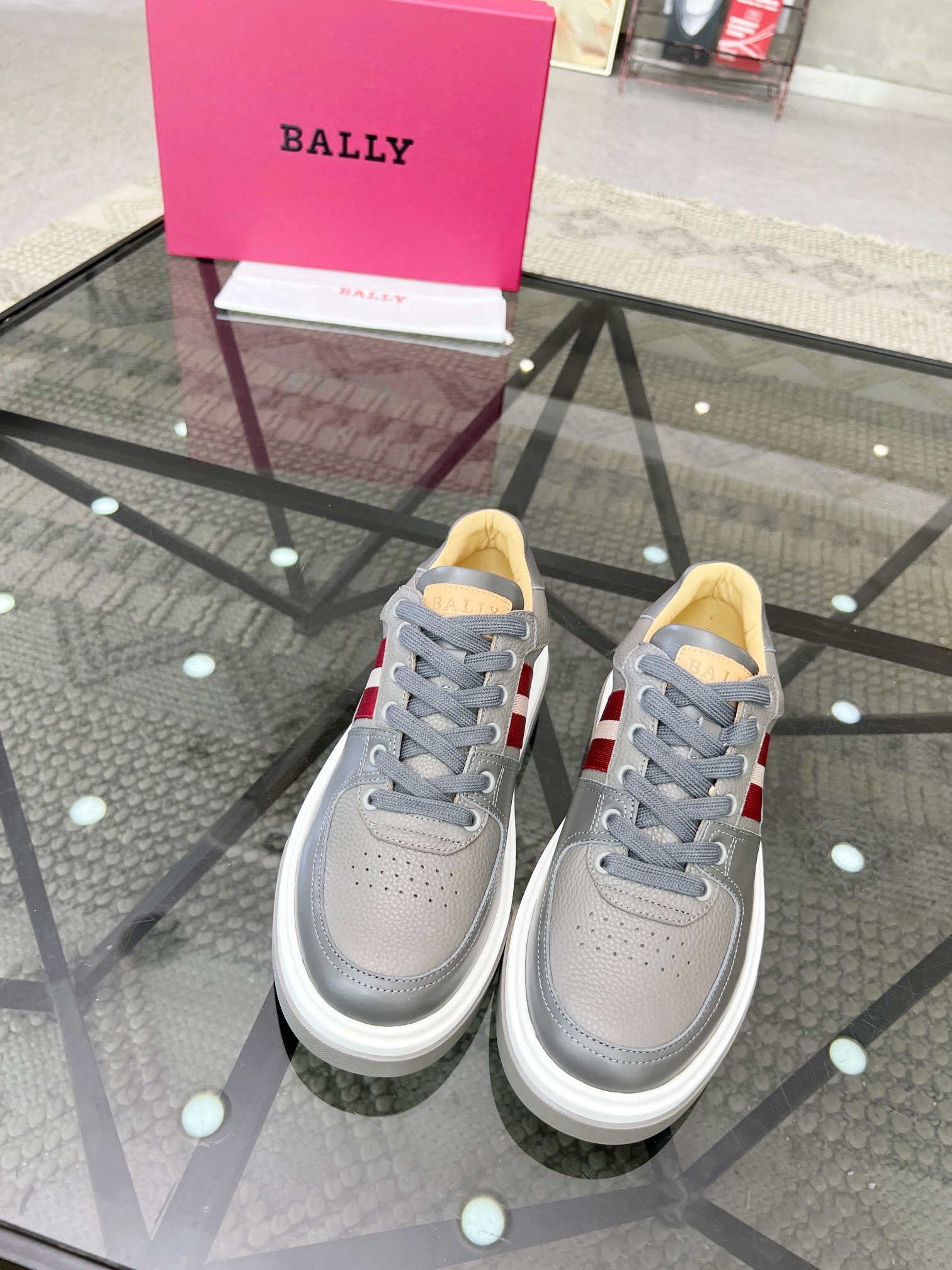 NO:217879,Brand B A L L Y original color matching, size 38-44 customized 45. Price Material Bali new men's classic casual shoes simple atmospheric super high style selection with top layer cowhide with luxurious cowhide smooth lines light and comfortable original wear-resistant rubber outsole, Bali casual shoes, bally, cowhide19860909品牌B A L L Y 颜色原版配色 码数38-44定做45. 价格 材质巴利新款男士 经典休闲鞋简约大气超高逼格选用头层牛皮搭配搭配奢华牛皮内里流畅线条轻便舒适原版耐磨橡胶大底,巴利 休闲鞋,bally,cowhide,Men's shoes