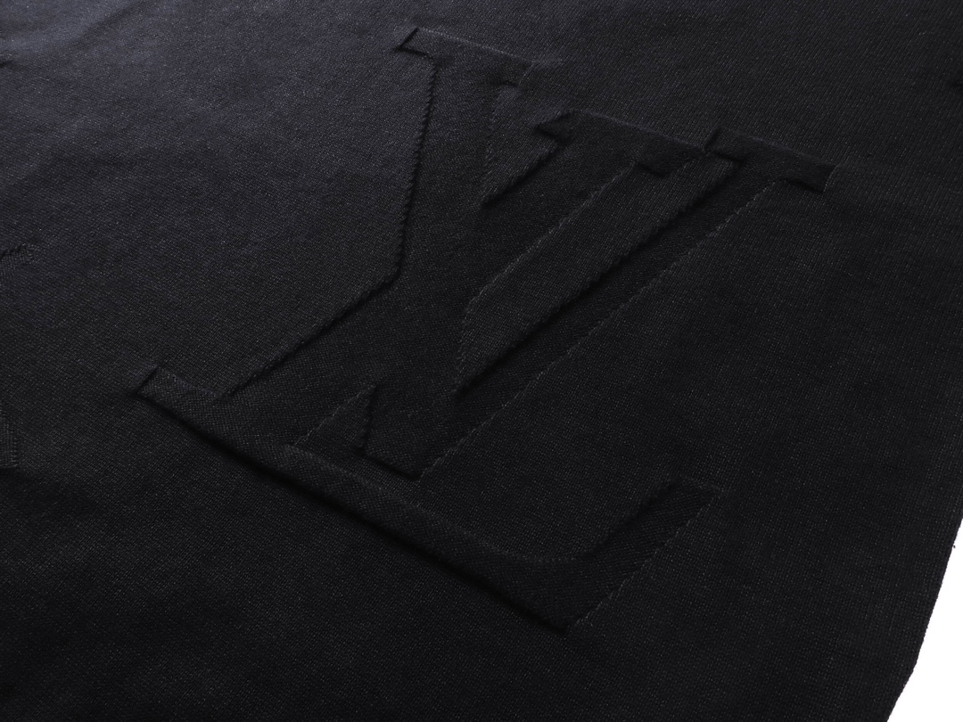 1V/2024ss新款压花针织毛衣短袖 为全幅 Monogram Macro 图案渲染深邃色调