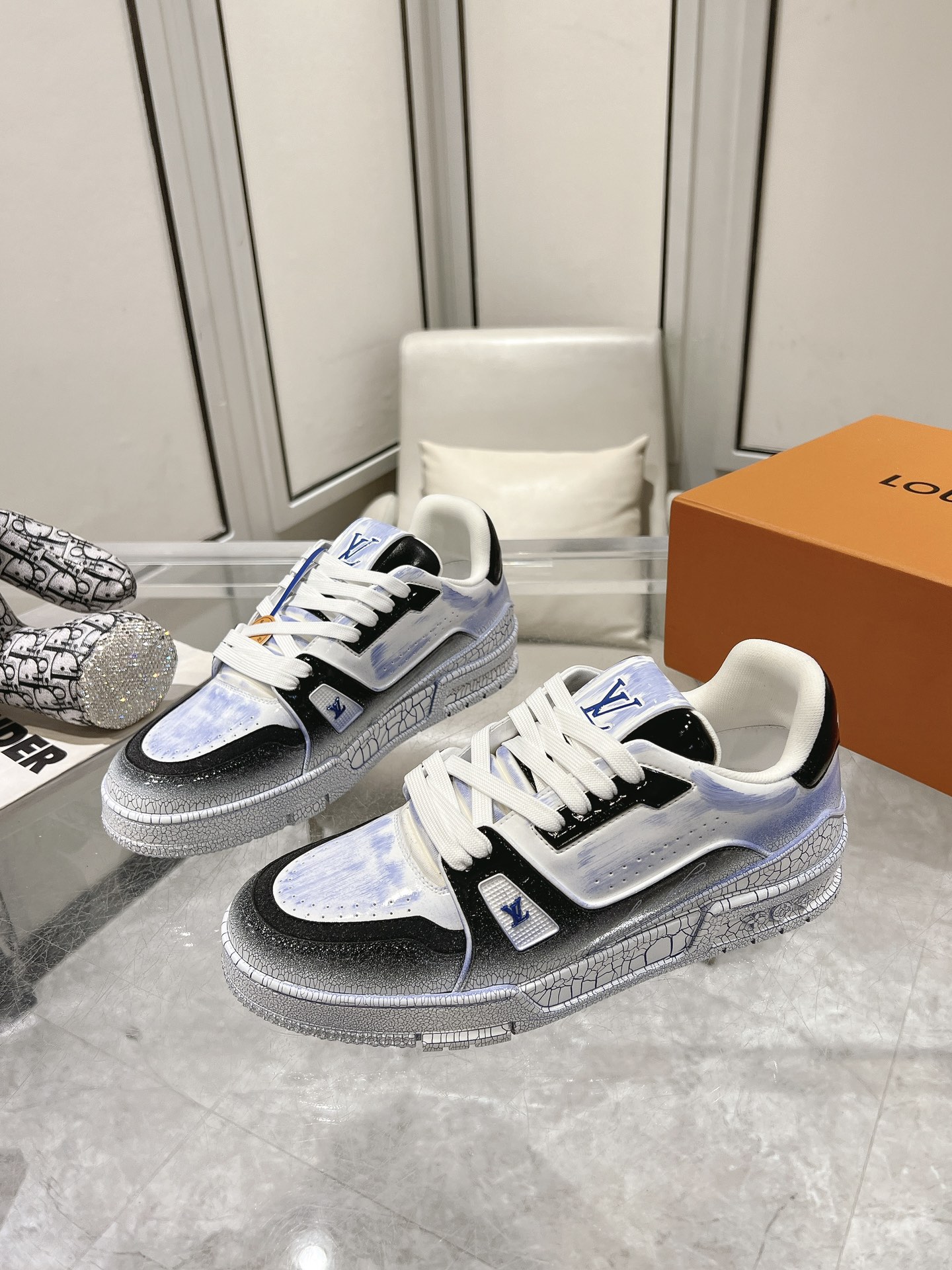 NO:421245,Shop around the latest colors Original development Official synchronization Luxury full-set packaging Certified Louis Vuitton new casual shoes Virgil Abloh macaron series draws inspiration from retro basketball shoes to create the popular LVTraine sneakers. This shoe is made of grained cowhide leather imprinted with smooth cowhide leather to create a new classic design. Exclusive custom cowhide 1:1 All edge cutting tips are processed and coated according to the original steps Exclusive private mold Vuitton logo, shoelaces TU combination into a sole wear-resistant, non-slip, and yellow. The original mold open-molded sole is also hidden deep in Monogram flowers. The process of the full computer needle car pulling wire. Toe, back cover, hot and cold processing is set. Full set of pull-up sleeves. : 39-45, casual shoes/sports shoes, louis  vuitton, louis vuitton,sneakers,cowhide19860909货比三家 最新颜色 原版开发 官方同步 豪华全套包装  已认证  路易威 lv vuitton新款休闲鞋 Virgil Abloh 马卡龙系列从复古篮球鞋汲取灵感,打造备受青睐的LVTraine 运动鞋.此款鞋履为粒面牛皮革压印标志性Monogram 图案,与 光滑牛皮革共同成就新经典设计. 独家定制牛皮1:1 所有切边口都按照原版的步骤加工涂边 独家私模Vuitton 标识,鞋带 TU组合成底耐磨防滑防黄 原版开模大底也深藏着Monogram 花卉 流程全电脑针车拉线.鞋头,后套,冷热加工定型.全套拉帮套楦. : 39-45,休闲鞋/运动鞋,louis vuitton,louis vuitton,sneakers,cowhide,Women's Shoes