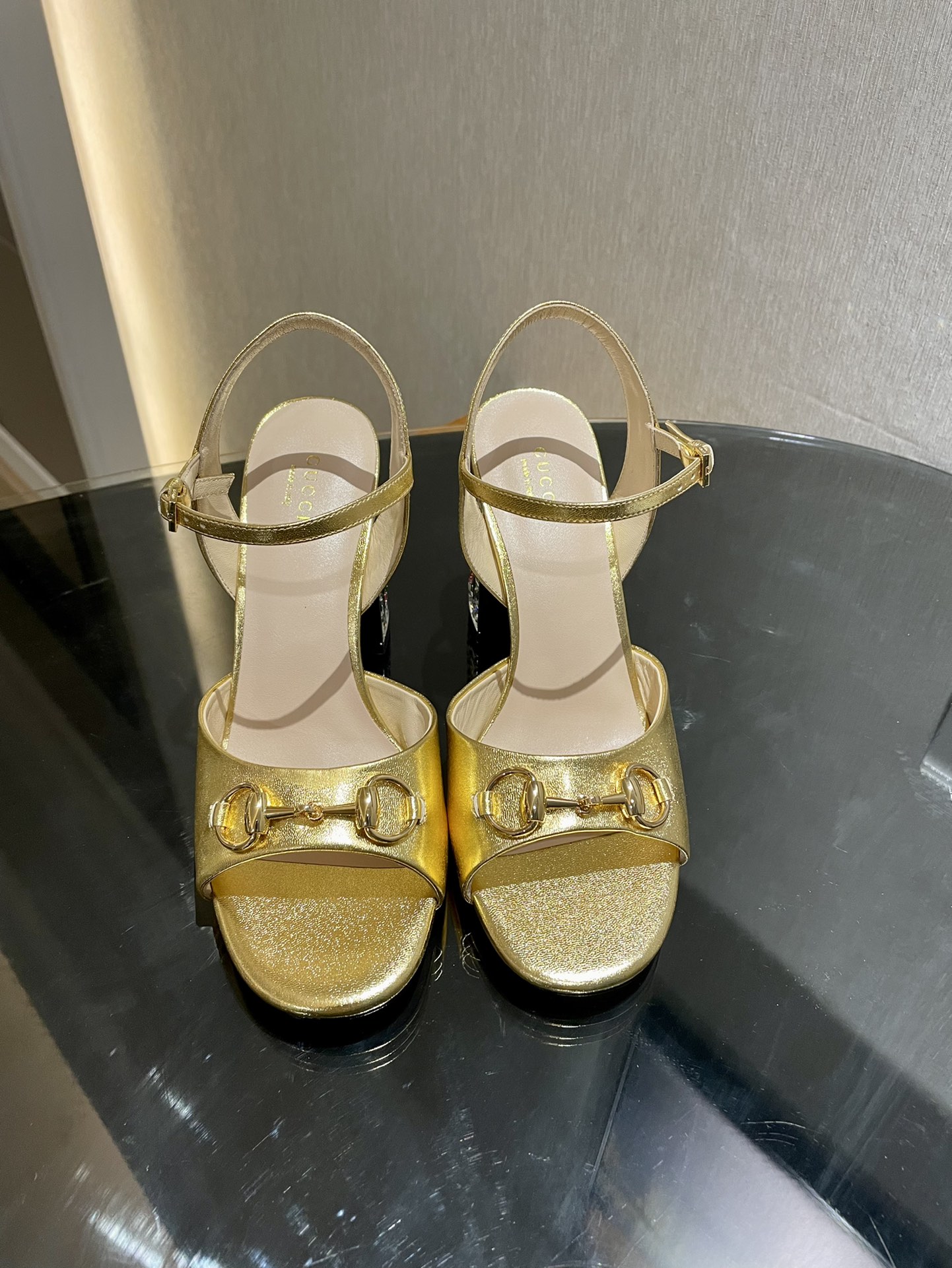 NO:235850,Gucci new sandals in season 011!  Classic horse buckle is presented vividly in this shoe, and every detail is carefully crafted. Original sheepskin fabric, inner foot pad, original custom sheepskin heel height 9cm (diamond heel) outsole Italian leather sole Size 35-41 (40 41 custom made, non-returned), sandals, gucci, sandals, sheepskin19860909Gucci 古奇011季新款凉鞋！经典马衔扣在这款鞋履以亮眼生动呈现,每个细节皆经过精心细致打造 面料原版羊皮  内里垫脚原版定制羊皮里 跟高9cm（钻跟） 大底意大利真皮底 尺码35-41（40 41 定做,不退换）,凉鞋,gucci,sandals,sheepskin,Women's Shoes