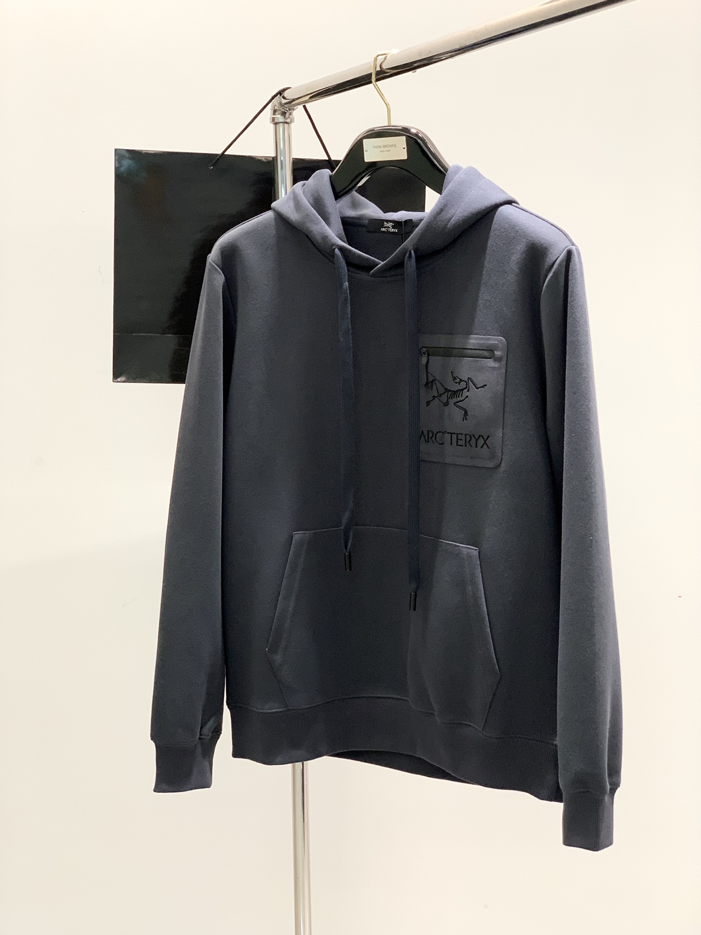 NO:122895,Colors gray-blue (dark gray), camel color, ARCTERYX Archaeoptera bird, new autumn AW products, fashionable and casual hooded sweatshirts, special counters are available at the same time, original singles, imported original fabrics, extremely complex craftsmanship, visually quite elegant and fashionable, noble and elegant, from the main fabric to the detailed craftsmanship, showing the ingenuity of fashion, 2 colors recommendations, code number M-3XL, arc'teryx, hoodie, sweatshirts, hats, alexander wang19860909颜色灰蓝（深灰）,驼色 ,ARCTERYX 始祖鸟,秋季AW新品,时尚休闲连帽卫衣,专柜同步有售,原单狠货,进口原版面料,工艺极度复杂,视觉相当雅致时髦,高贵而优雅,从主体面料到细节工艺,彰显时装的匠心所在,2色推荐,码数M-3XL,arc'teryx,hoodie,sweatshirts,hats,alexander wang,Men's clothing