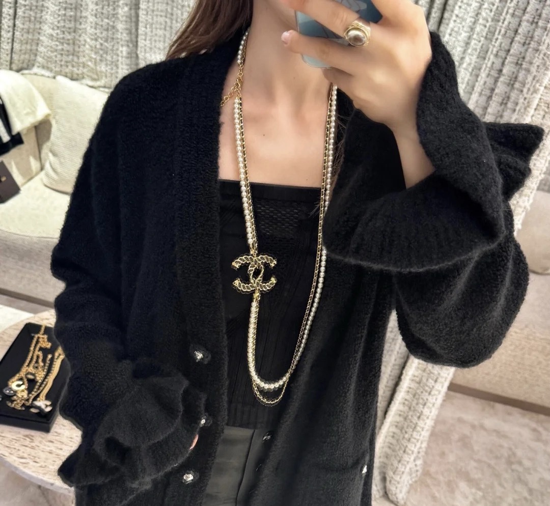  编码N941   
🛍香奈儿项链热销🔥爆上新🆕🆕🆕
😎CHAN 24  黑金穿皮双Ｃ珍珠皮革毛衣链
🤓