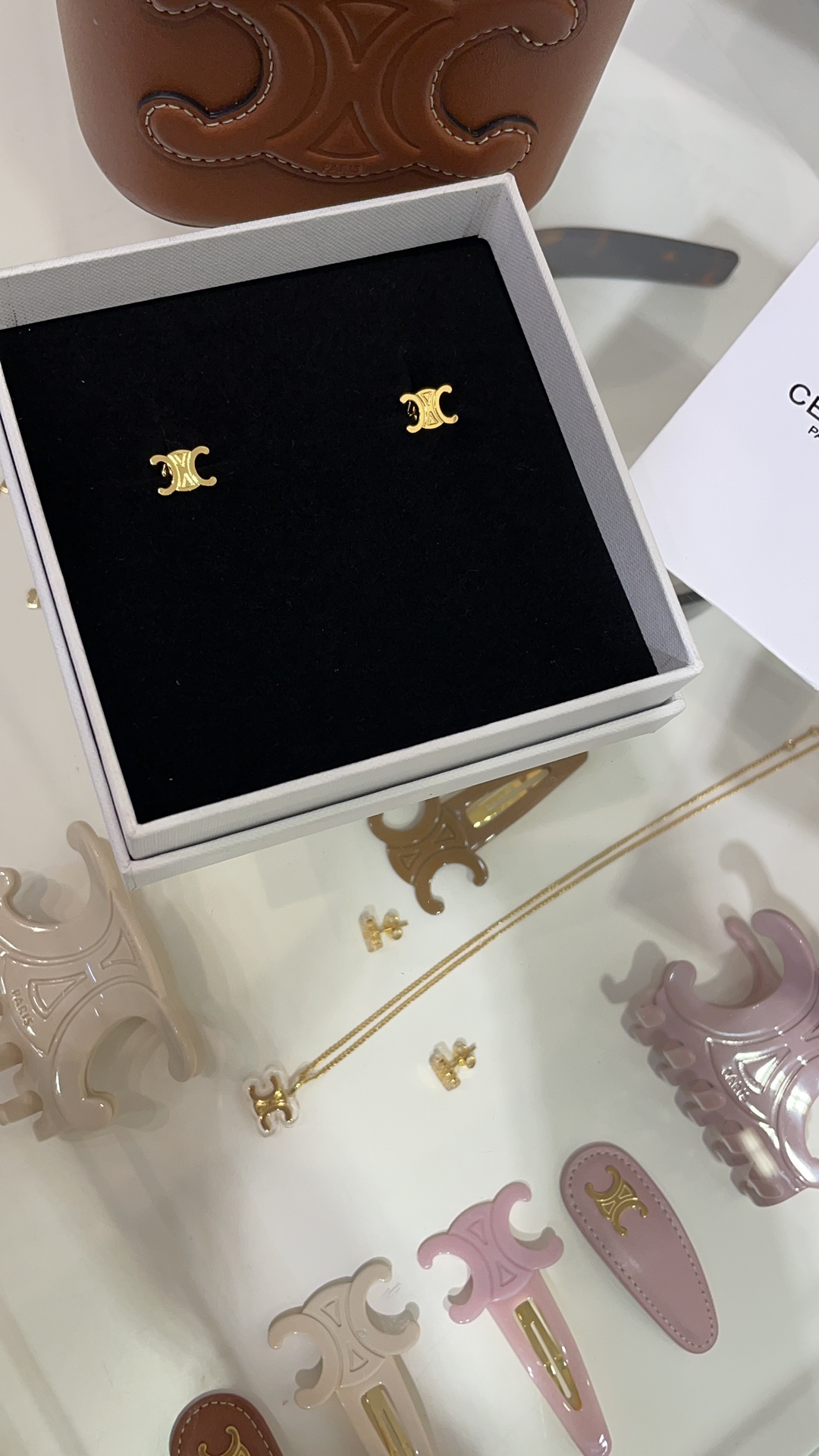 NO:634776,88150, arrived today to purchase yb's new golden Arc de Triomphe logo mini earrings. The golden Arc de Triomphe logo is small and very cute. Minimalist style. No restrictions on wearing and style. Exclusive purchase from yb customized. Brass material. Top version. Small size earrings with packaging box, Cartier high-end jewelry.1986090988150,今日到货购入yb 新款金色凯旋门徽标mini耳钉 金色凯旋门徽标小小的非常可爱 极简风格 完全没有穿着和风格限制 独家购入yb定制 黄铜材质 顶级版本 小号尺寸耳钉带包装盒,,卡迪亚高端饰品,Jewelry
