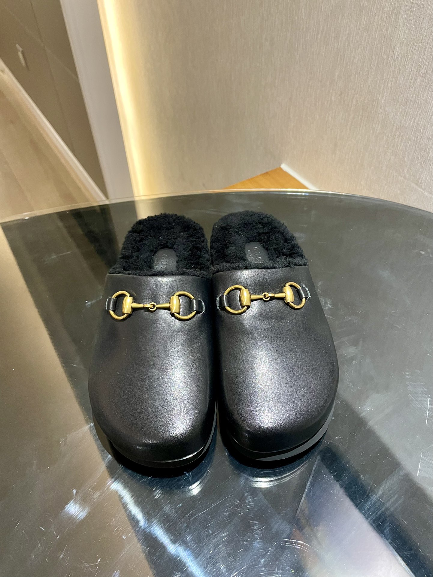 GUCCI жаночыя мюлі з папружкай-стрэмянем, воўнавыя паўтапкі, верхняя скура/замша, авечая воўна ўнутры, арыгінальная індывідуальная падэшва