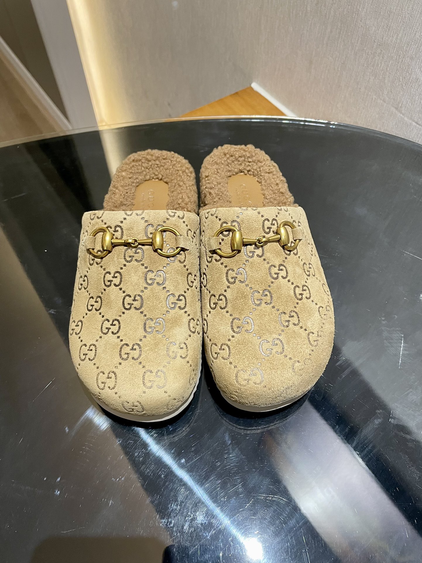 GUCCI жаночыя мюлі з папружкай-стрэмянем, паўтапкі з воўны, верхняя скура/замша, падшэўка з авечай поўсці, падэшва індывідуальнага вырабу