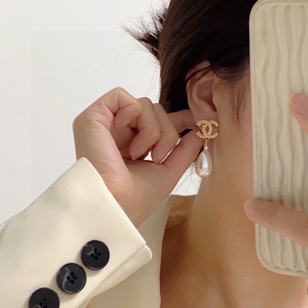 NO:114177,New [Chanel Chanel] Pearl Drop Pendant Earrings The highest version on the market!  Chanel earrings must have the goddess of stud earrings, super slim face, personality and fashion, daily necessities, ladylike temperament, noble and famous temperament, simple and elegant versatile earrings 9.25 silver needles, jewelry quality, chanel, chanel, earrings19860909新款【Chanel香奈儿】珍珠水滴吊坠耳钉 市面最高版本！香奈儿耳钉女神必备 超级显脸瘦 有个性时尚 日常必备 淑女气质 高贵名媛气质 简约大气百搭款耳环9.25银针,饰品精品,chanel,chanel,earrings,Jewelry