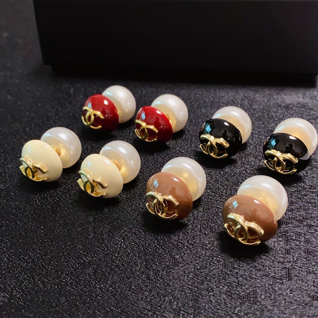 NO:114175,The exciting new model [Chanel Chanel] is colored with earrings and can be switched back and forth and back to wear very casually and has a high-end look on the market!  Chanel earrings must have the goddess of stud earrings, super slim face, personality and fashion, daily necessities, ladylike temperament, noble and famous temperament, simple and elegant versatile earrings 9.25 silver needles, jewelry quality, chanel, chanel, earrings19860909劲爆新款【Chanel香奈儿】彩色搭配搭配耳钉还可以前后随意切换佩戴非常休闲和高级感市面最高版本！香奈儿耳钉女神必备 超级显脸瘦 有个性时尚 日常必备 淑女气质 高贵名媛气质 简约大气百搭款耳环9.25银针,饰品精品,chanel,chanel,earrings,Jewelry