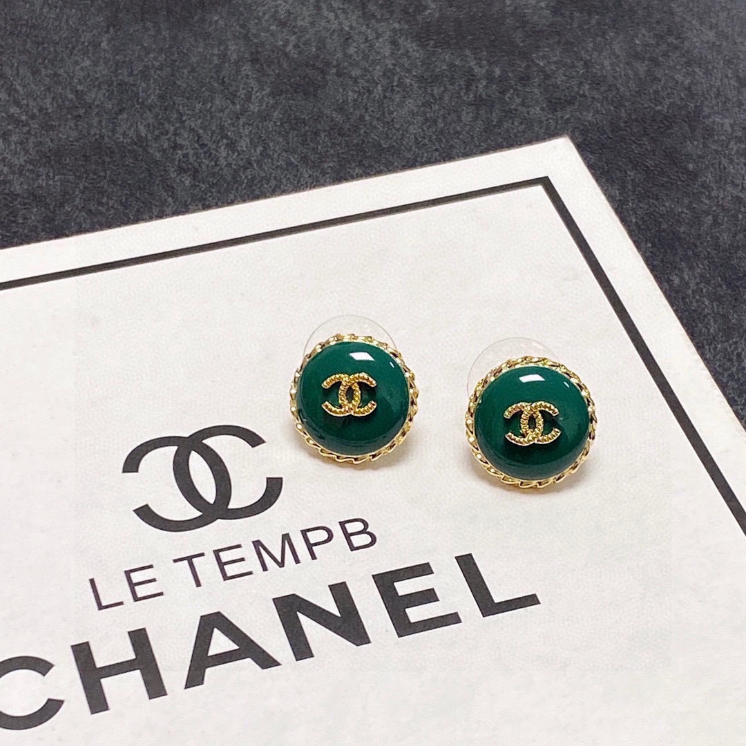 NO:114181,New Chanel, Xiaoxiang, New Year grass green earrings, new earrings are launched simultaneously in the counter. The original consistent material is matched with sterling silver needle earrings. The fine work is made to create the highest cost-effectiveness and highest quality earrings on the entire network, which is particularly good-looking!  It's so beautiful!  Suitable for all kinds of festive occasions, fine jewelry, chanel, earrings, pure silver19860909新款Chanel 小香 新春草绿色耳钉 专柜同步上新 耳环 原版一致材质搭配纯银针耳环 精工细作打造全网最高性价比最高品质上耳效果特别好看！简直美腻了！适合各种喜庆场合,饰品精品,chanel,earrings,pure silver,Jewelry