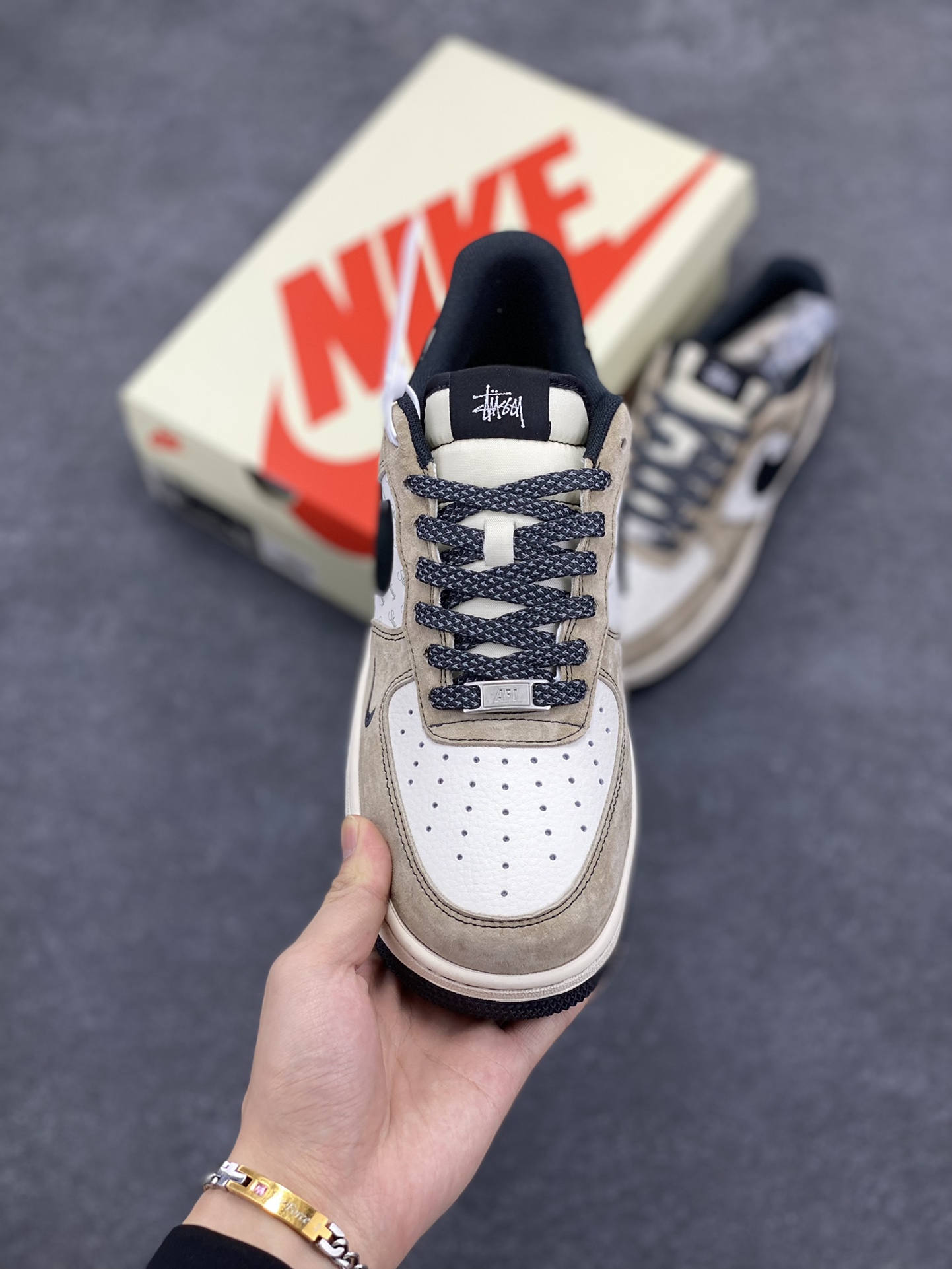 图片[2]-NIke Air Force 1 \’07 Low “斯图西联名–奶茶”空军一号 低帮 运动鞋 休闲鞋 折边针车 工艺难度大 原楦头原纸板 原装鞋盒 定制五金配件 内置全掌气垫 原厂鞋底 货号：XZ6188-999 尺码：36 36.5 37.5 38 38.5 39 40 40.5 41 42 42.5 43 44 44.5 45-选品中心