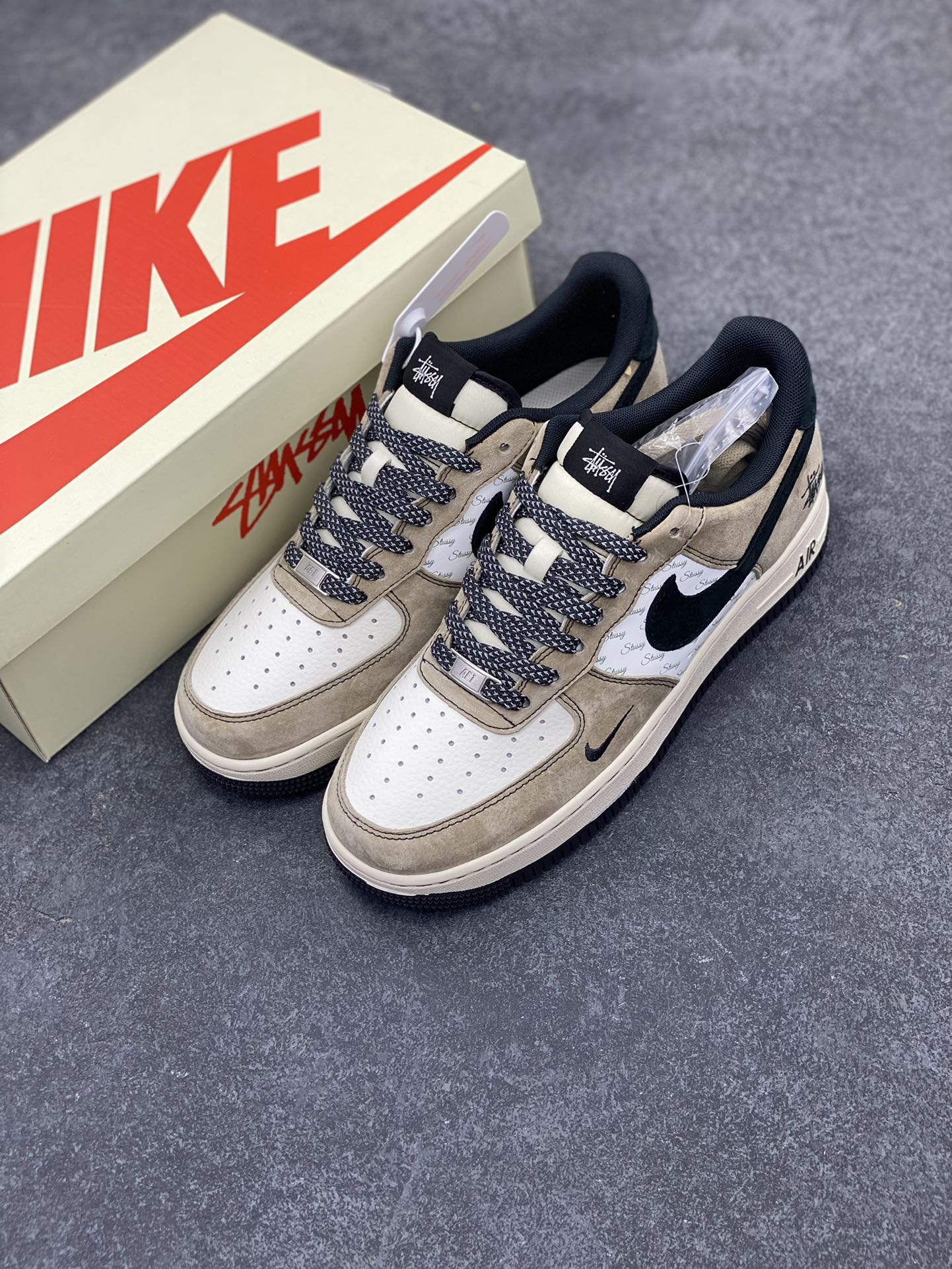 图片[8]-NIke Air Force 1 \’07 Low “斯图西联名–奶茶”空军一号 低帮 运动鞋 休闲鞋 折边针车 工艺难度大 原楦头原纸板 原装鞋盒 定制五金配件 内置全掌气垫 原厂鞋底 货号：XZ6188-999 尺码：36 36.5 37.5 38 38.5 39 40 40.5 41 42 42.5 43 44 44.5 45-选品中心
