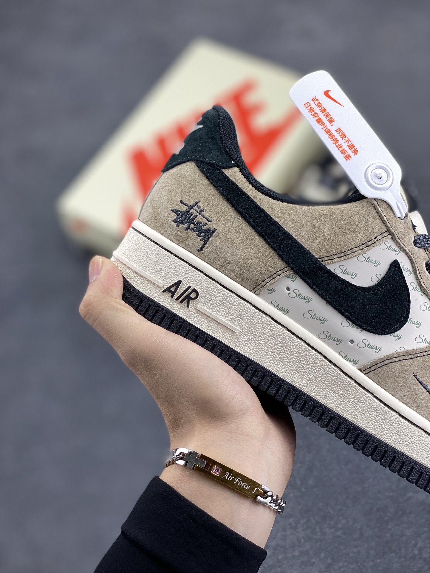 图片[6]-NIke Air Force 1 \’07 Low “斯图西联名–奶茶”空军一号 低帮 运动鞋 休闲鞋 折边针车 工艺难度大 原楦头原纸板 原装鞋盒 定制五金配件 内置全掌气垫 原厂鞋底 货号：XZ6188-999 尺码：36 36.5 37.5 38 38.5 39 40 40.5 41 42 42.5 43 44 44.5 45-选品中心