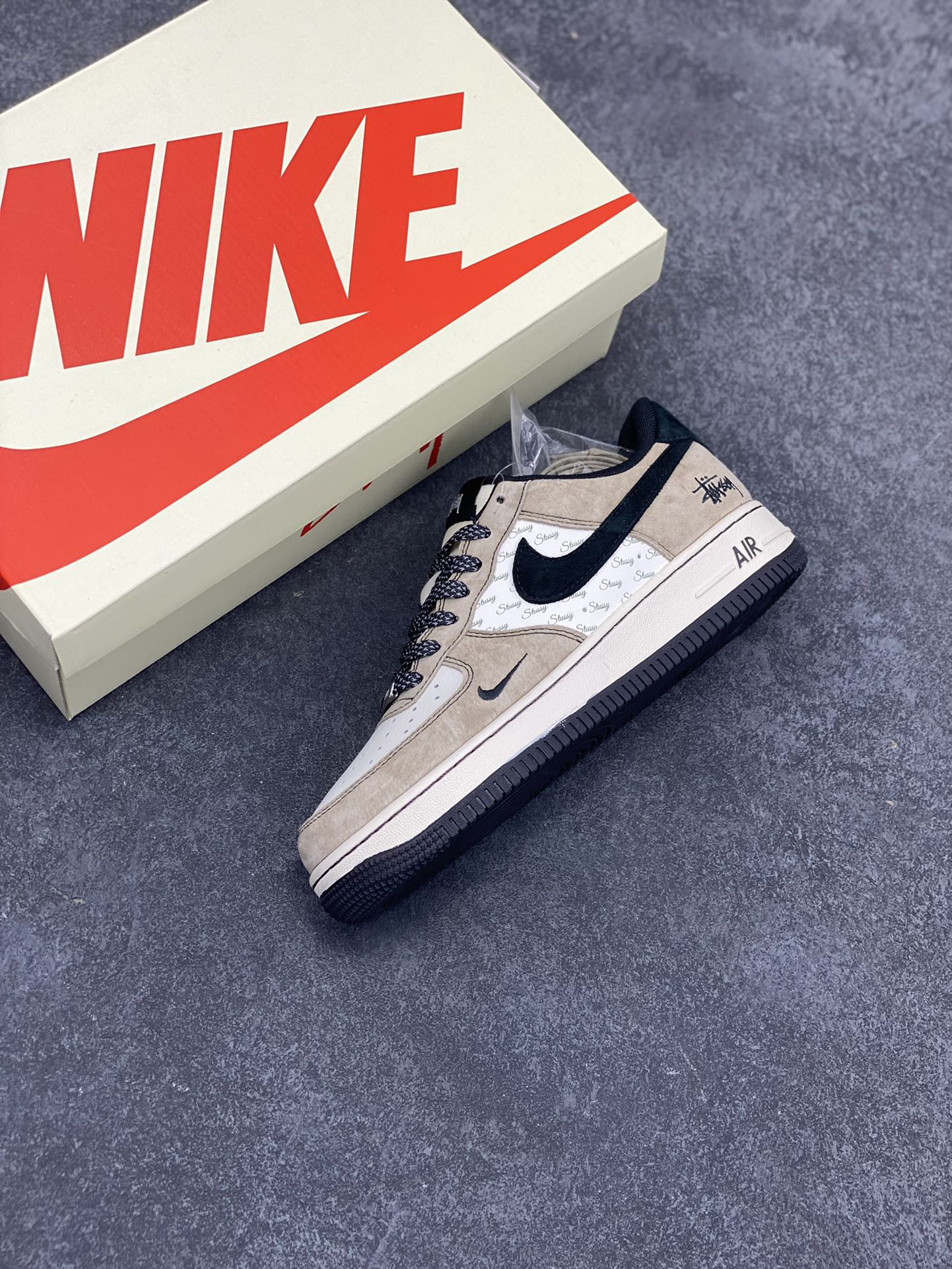 图片[7]-NIke Air Force 1 \’07 Low “斯图西联名–奶茶”空军一号 低帮 运动鞋 休闲鞋 折边针车 工艺难度大 原楦头原纸板 原装鞋盒 定制五金配件 内置全掌气垫 原厂鞋底 货号：XZ6188-999 尺码：36 36.5 37.5 38 38.5 39 40 40.5 41 42 42.5 43 44 44.5 45-选品中心