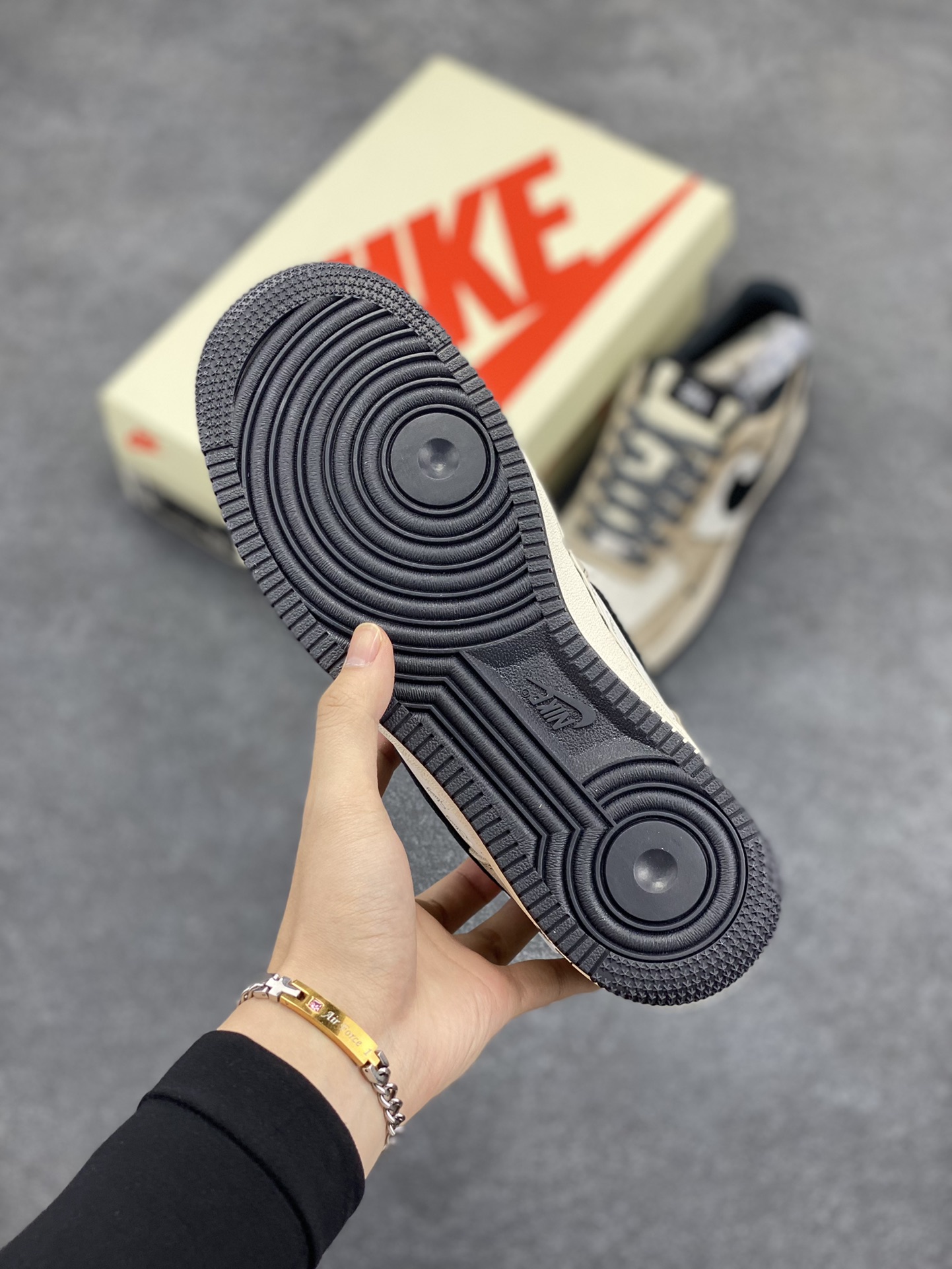 图片[5]-NIke Air Force 1 \’07 Low “斯图西联名–奶茶”空军一号 低帮 运动鞋 休闲鞋 折边针车 工艺难度大 原楦头原纸板 原装鞋盒 定制五金配件 内置全掌气垫 原厂鞋底 货号：XZ6188-999 尺码：36 36.5 37.5 38 38.5 39 40 40.5 41 42 42.5 43 44 44.5 45-选品中心