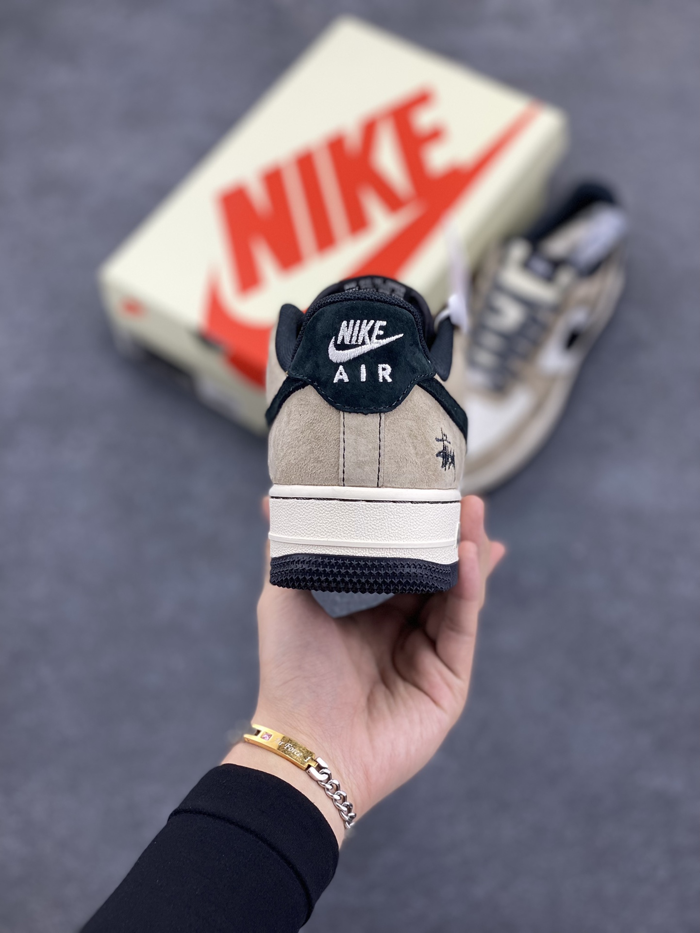 图片[4]-NIke Air Force 1 \’07 Low “斯图西联名–奶茶”空军一号 低帮 运动鞋 休闲鞋 折边针车 工艺难度大 原楦头原纸板 原装鞋盒 定制五金配件 内置全掌气垫 原厂鞋底 货号：XZ6188-999 尺码：36 36.5 37.5 38 38.5 39 40 40.5 41 42 42.5 43 44 44.5 45-选品中心