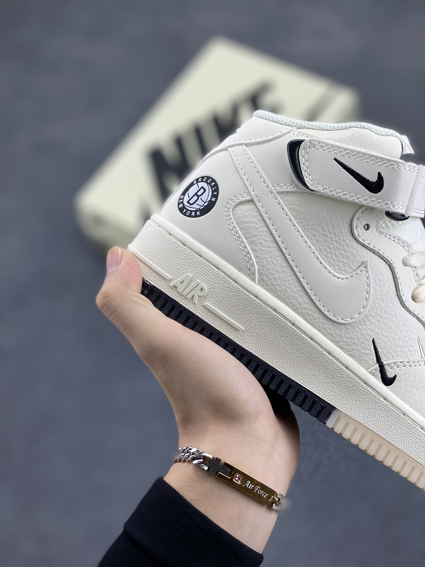 图片[6]-Nike Air Force 1 MID “米黑白”布鲁克林篮网城市限定中帮空军一号休闲板鞋 定制头成皮料 原装鞋盒 3M反光 原楦原纸板 水晶双色大底 纯正版型 内置全掌气垫 货号：NT2969-013 尺码：36 36.5 37.5 38 38.5 39 40 40.5 41 42 42.5 43 44 44.5 45-选品中心